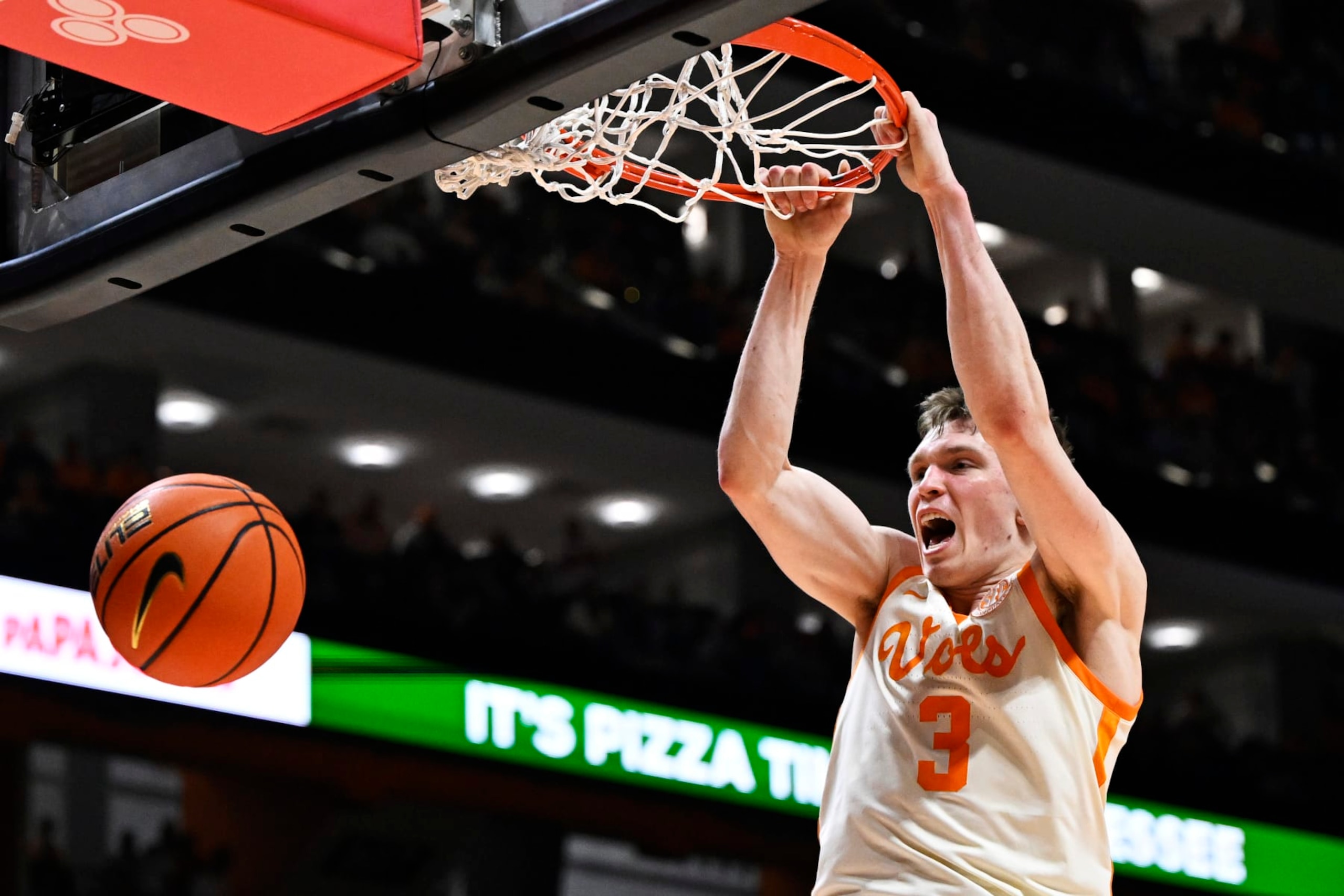 KNOXVILLE, TENNESSEE - FEBRUARY 28: Dalton Knecht #3 of the Tennessee Volunteers dunks against the Auburn Tigers in the second half at Thompson-Boling Arena on February 28, 2024 in Knoxville, Tennessee. (Photo by Eakin Howard/Getty Images) KNOXVILLE, TENNESSEE - FEBRUARY 28: Dalton Knecht #3 of the Tennessee Volunteers dunks against the Auburn Tigers in the second half at Thompson-Boling Arena on February 28, 2024 in Knoxville, Tennessee. (Photo by Eakin Howard/Getty Images)