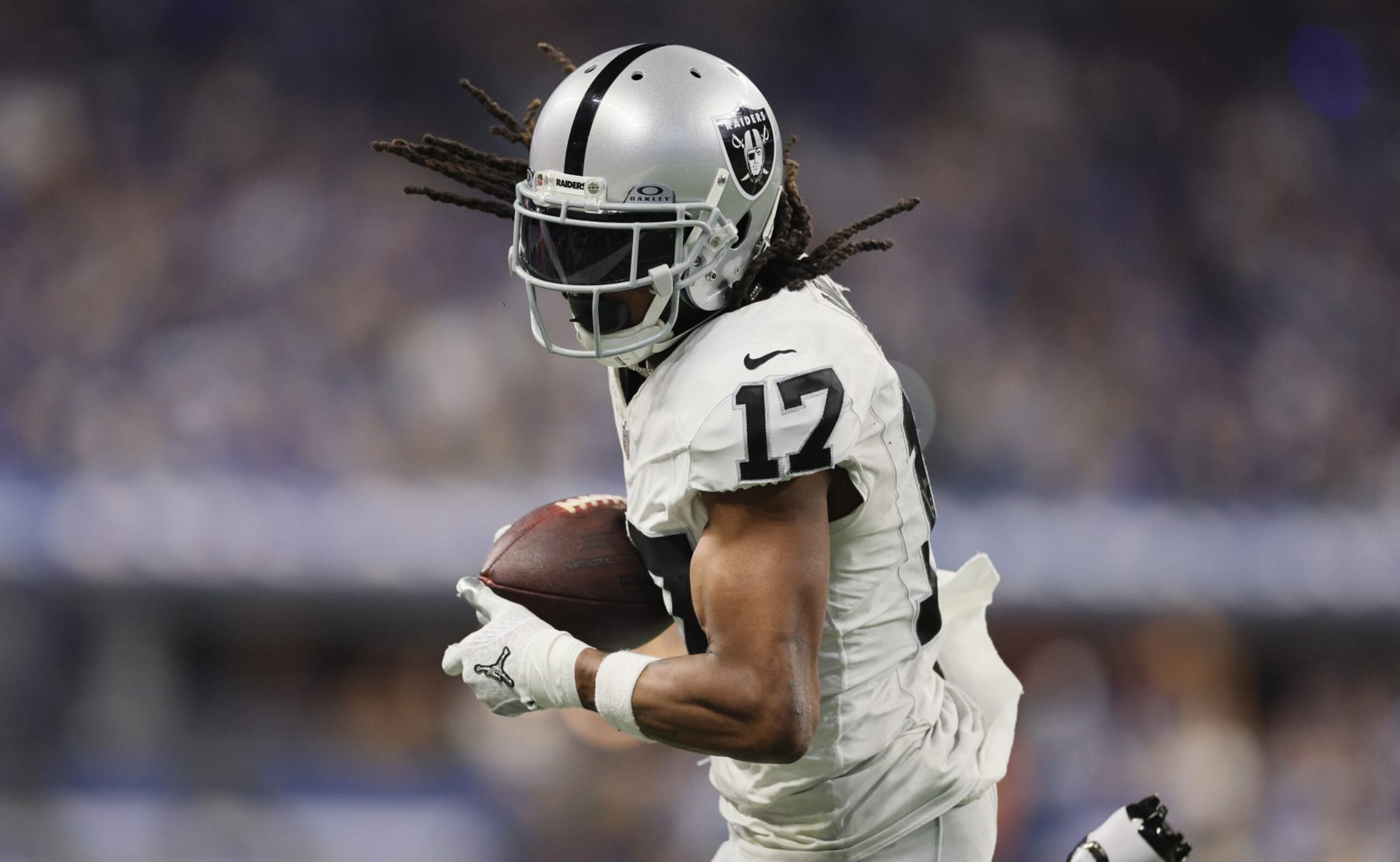 INDIANAPOLIS, INDIANA - DECEMBER 31: Davante Adams #17 of the Las Vegas Raiders catches a pass in the game against the Indianapolis Colts at Lucas Oil Stadium on December 31, 2023 in Indianapolis, Indiana. (Photo by Andy Lyons/Getty Images) INDIANAPOLIS, INDIANA - DECEMBER 31: Davante Adams #17 of the Las Vegas Raiders catches a pass in the game against the Indianapolis Colts at Lucas Oil Stadium on December 31, 2023 in Indianapolis, Indiana. (Photo by Andy Lyons/Getty Images)