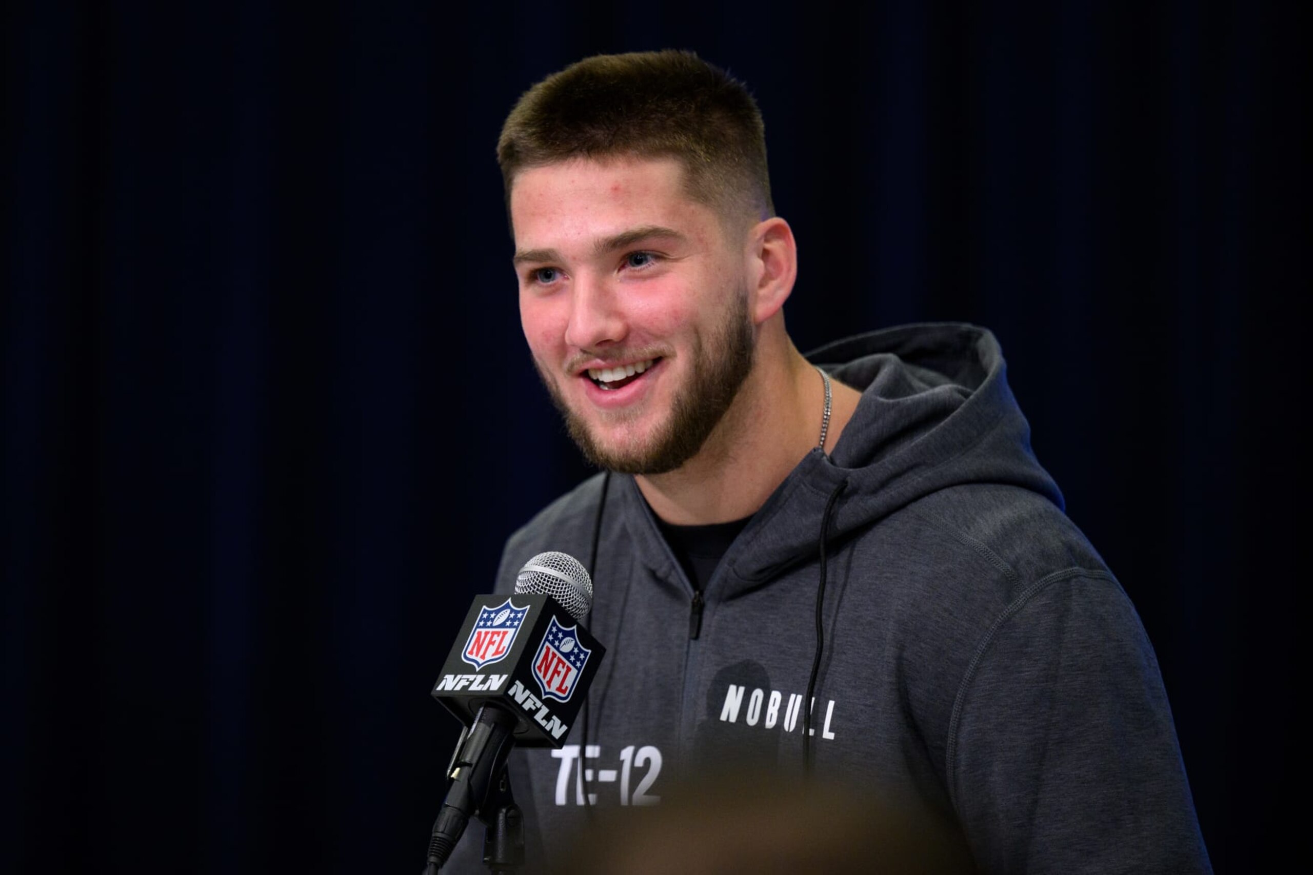 INDIANAPOLIS, IN - FEBRUARY 29: Kansas State tight end Ben Sinnott answers questions from the media during the NFL Scouting Combine on February 29, 2024, at the Indiana Convention Center in Indianapolis, IN. (Photo by Zach Bolinger/Icon Sportswire via Getty Images)