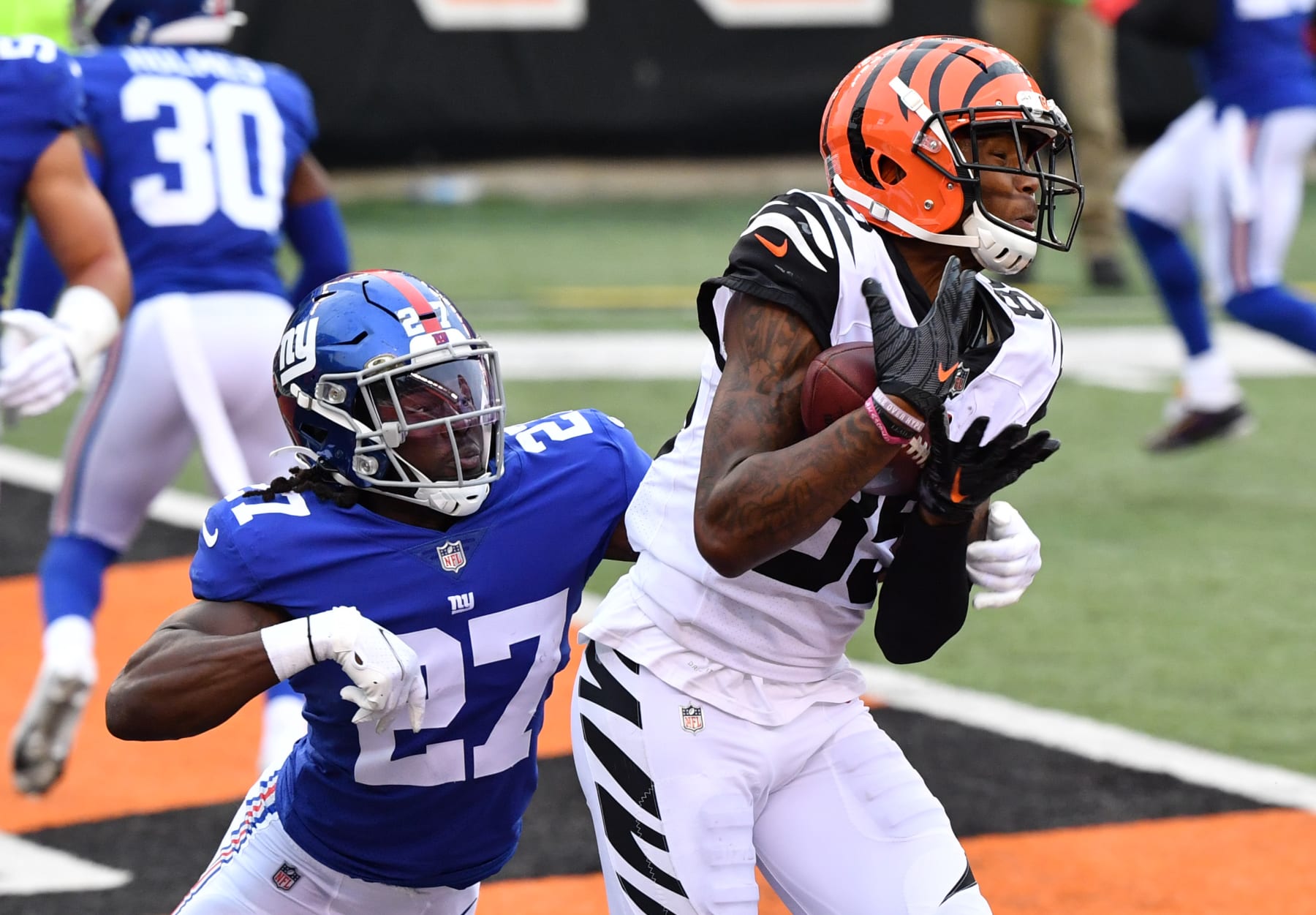 CINCINNATI, OHIO - NOVEMBER 29: Tee Higgins #85 of the Cincinnati Bengals catches a touchdown pass as Isaac Yiadom #27 of the New York Giants defends during the second half at Paul Brown Stadium on November 29, 2020 in Cincinnati, Ohio. (Photo by Jamie Sabau/Getty Images)