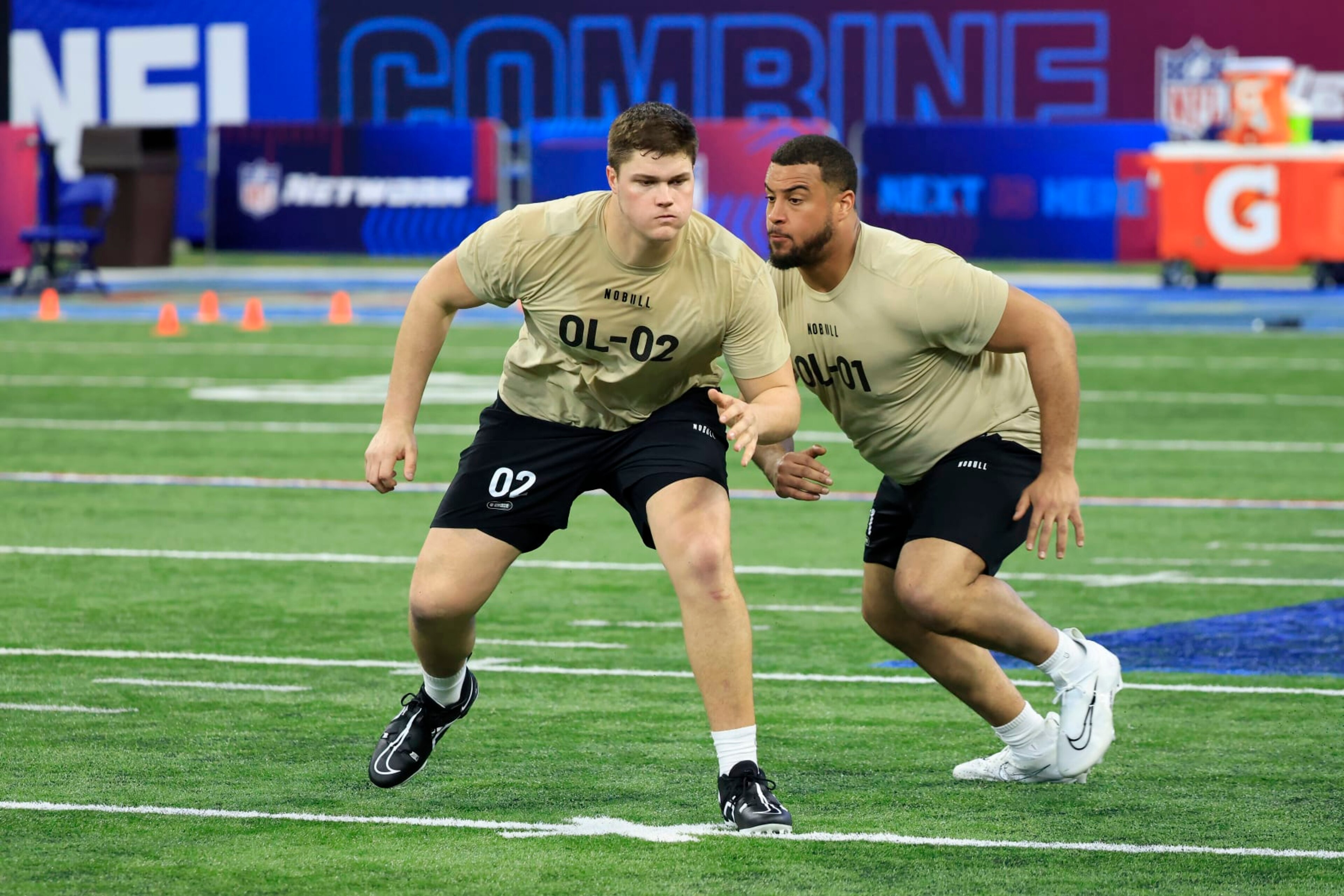 INDIANAPOLIS, INDIANA - MARCH 03: Joe Alt #OL02 of Notre Dame and Isaiah Adams #OL01 of Illinois participate in a drill during the NFL Combine at Lucas Oil Stadium on March 03, 2024 in Indianapolis, Indiana. (Photo by Justin Casterline/Getty Images)