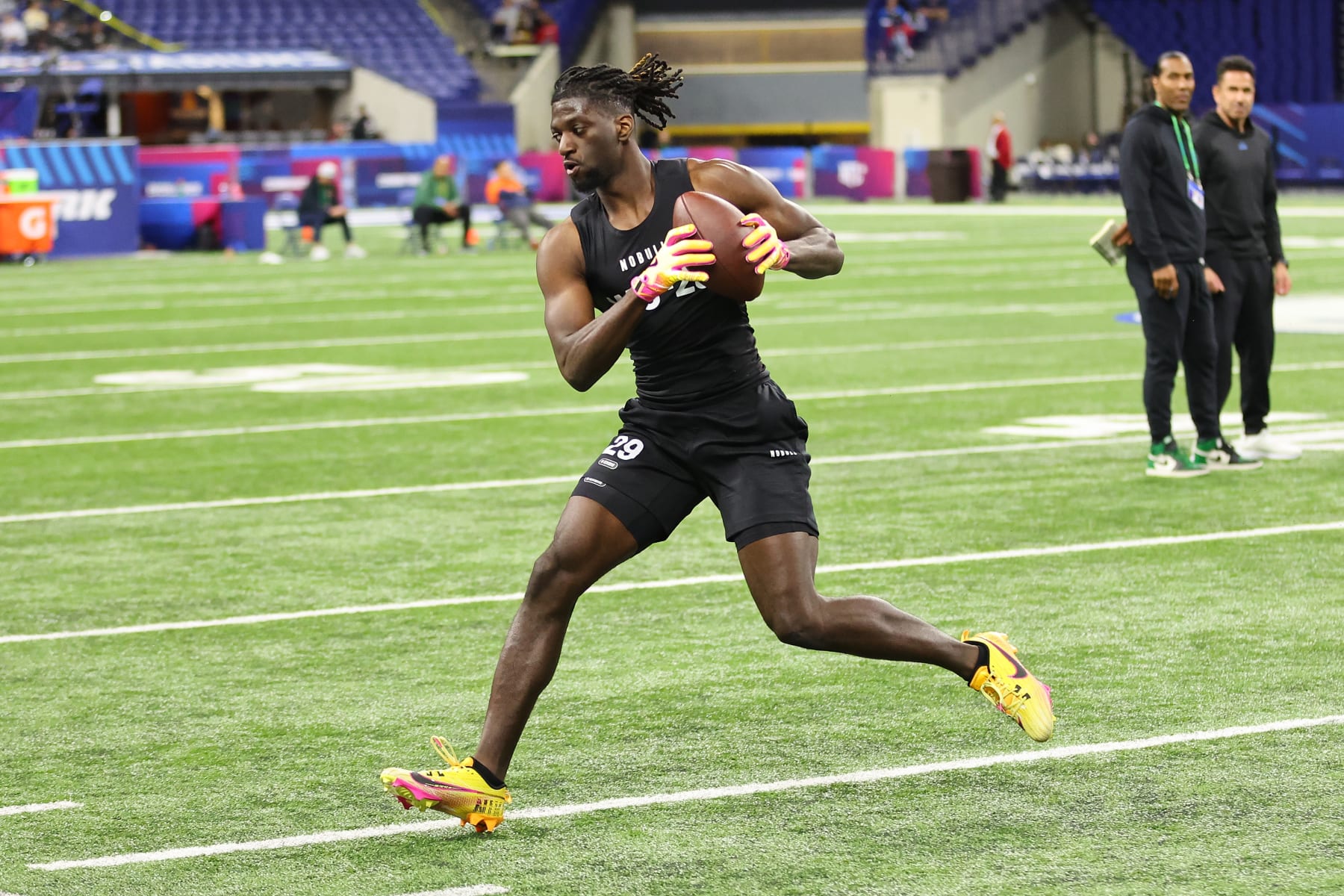 INDIANAPOLIS, INDIANA - MARCH 02: Brian Thomas #WO29 of Louisiana State participates in a drill during the NFL Combine at Lucas Oil Stadium on March 02, 2024 in Indianapolis, Indiana. (Photo by Stacy Revere/Getty Images)