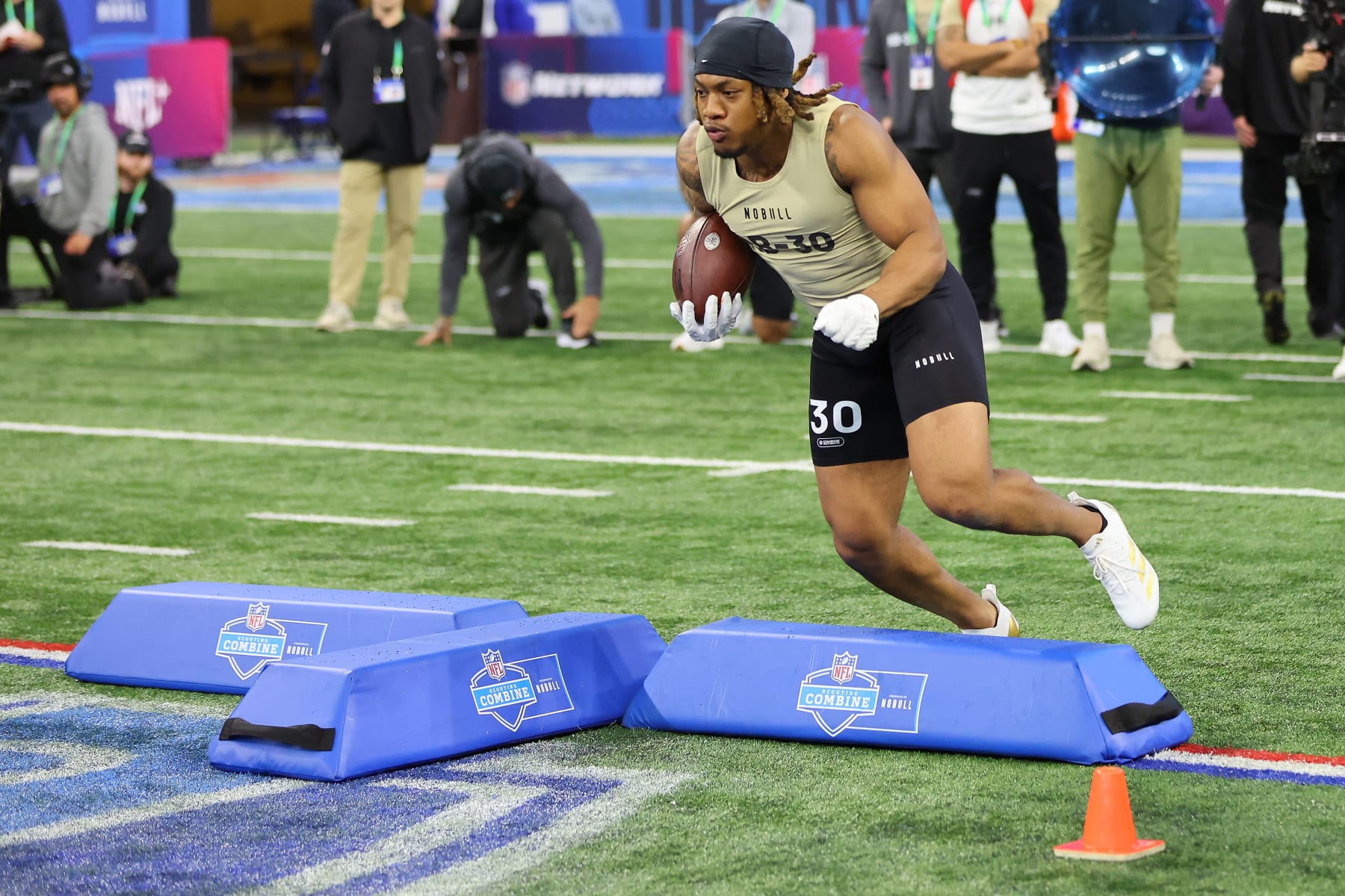 INDIANAPOLIS, INDIANA - MARCH 02: Jaylen Wright #RB30 of Tennessee participates in a drill during the NFL Combine at Lucas Oil Stadium on March 02, 2024 in Indianapolis, Indiana. (Photo by Stacy Revere/Getty Images)