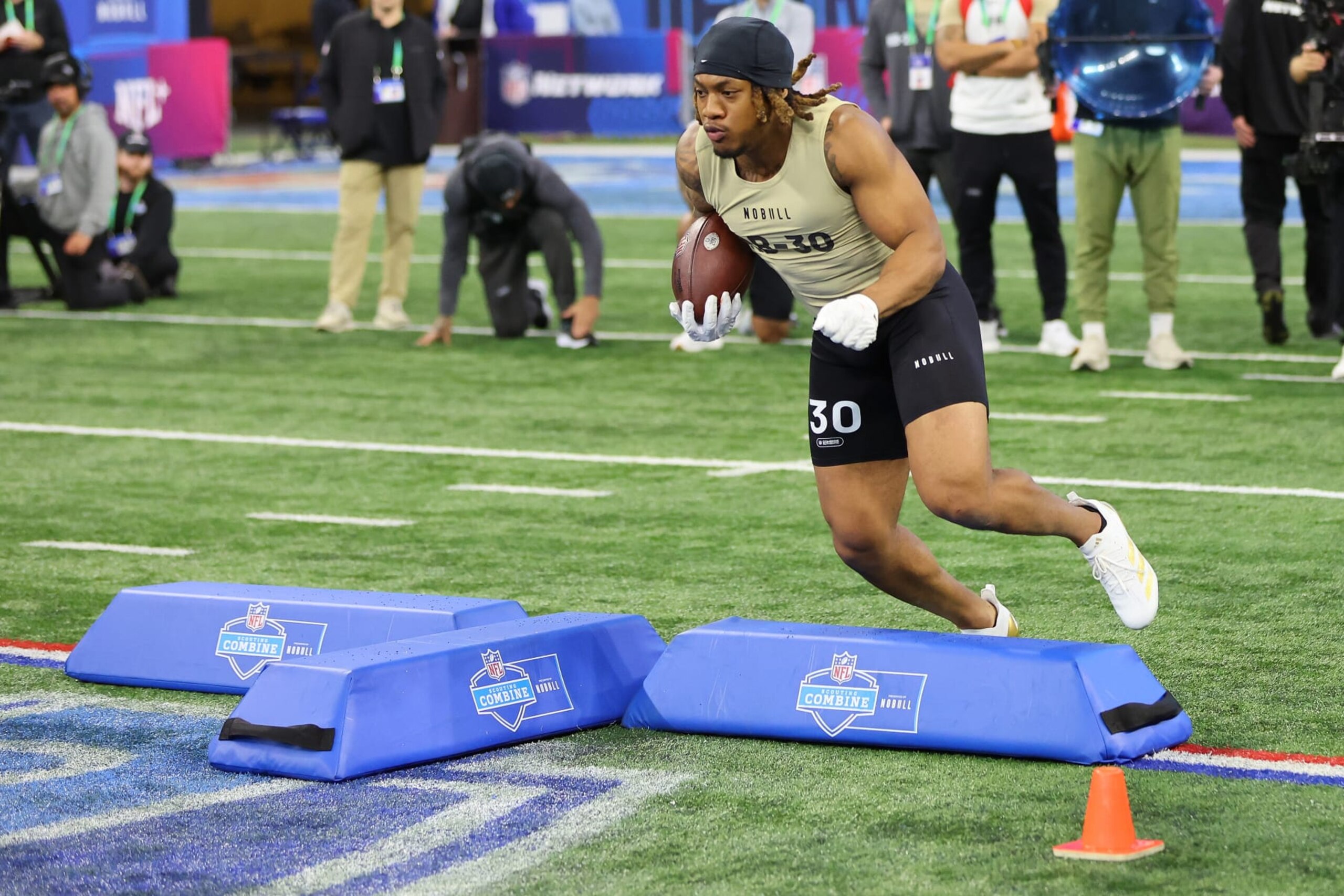 INDIANAPOLIS, INDIANA - MARCH 02: Jaylen Wright #RB30 of Tennessee participates in a drill during the NFL Combine at Lucas Oil Stadium on March 02, 2024 in Indianapolis, Indiana. (Photo by Stacy Revere/Getty Images)