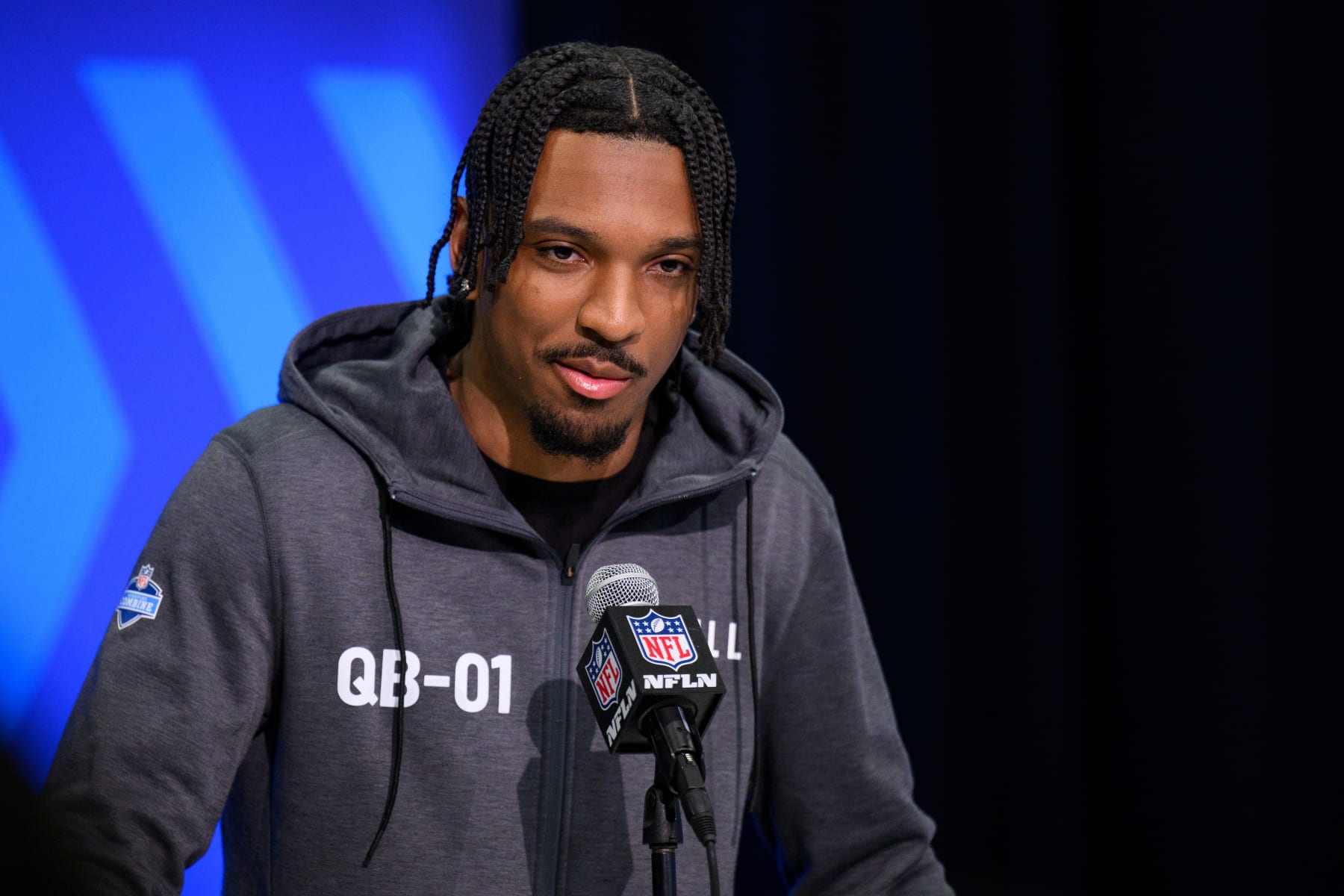INDIANAPOLIS, IN - MARCH 01: LSU quarterback Jayden Daniels answers questions from the media during the NFL Scouting Combine on March 1, 2024, at the Indiana Convention Center in Indianapolis, IN. (Photo by Zach Bolinger/Icon Sportswire via Getty Images)