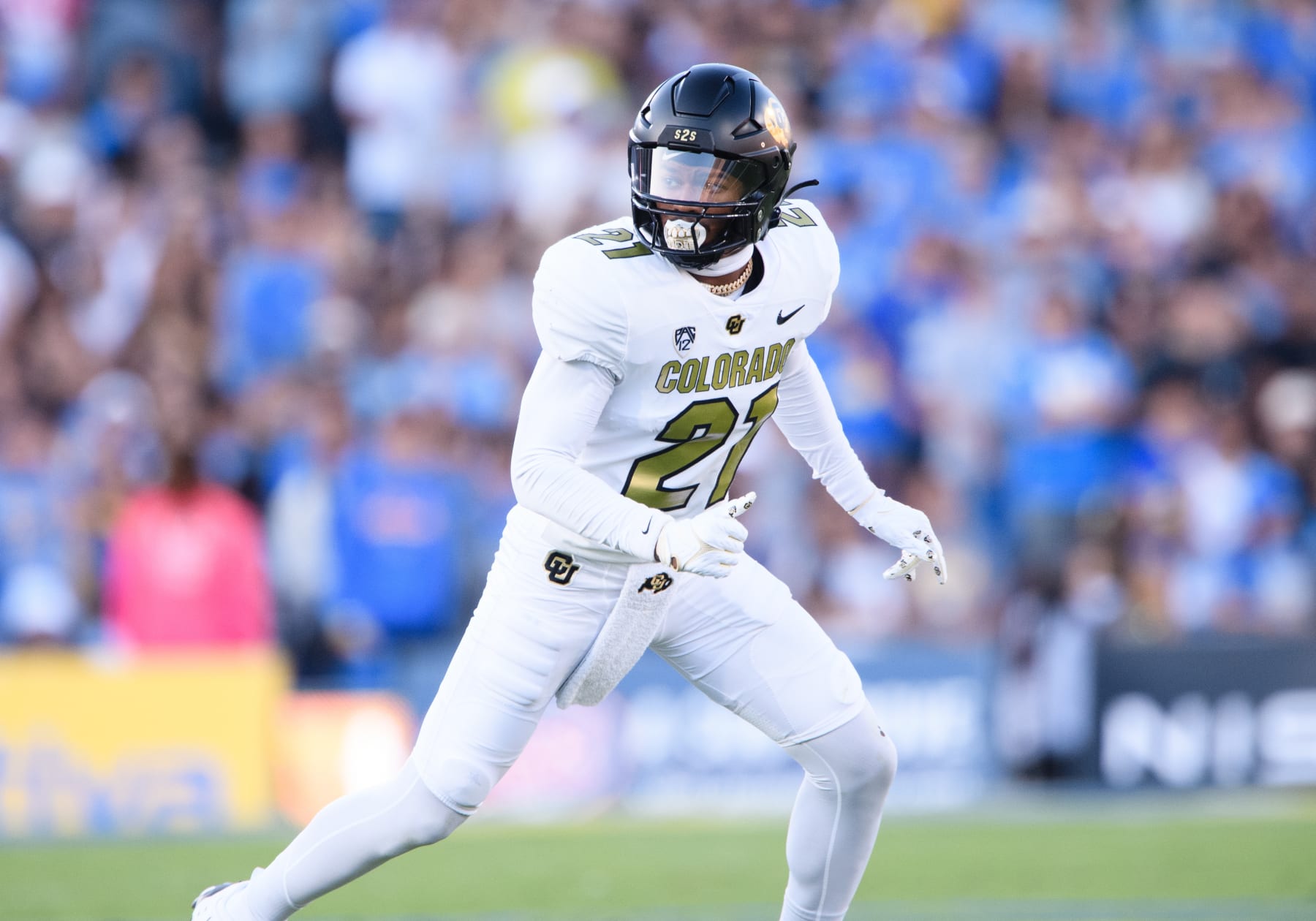 PASADENA, CA - OCTOBER 28: Colorado Buffaloes safety Shilo Sanders (21) dropping back with the coverage during the game between the Colorado Buffalos and the UCLA Bruins on October 28, 2023, at Rose Bowl Stadium in Pasadena, CA. (Photo by David Dennis/Icon Sportswire via Getty Images)