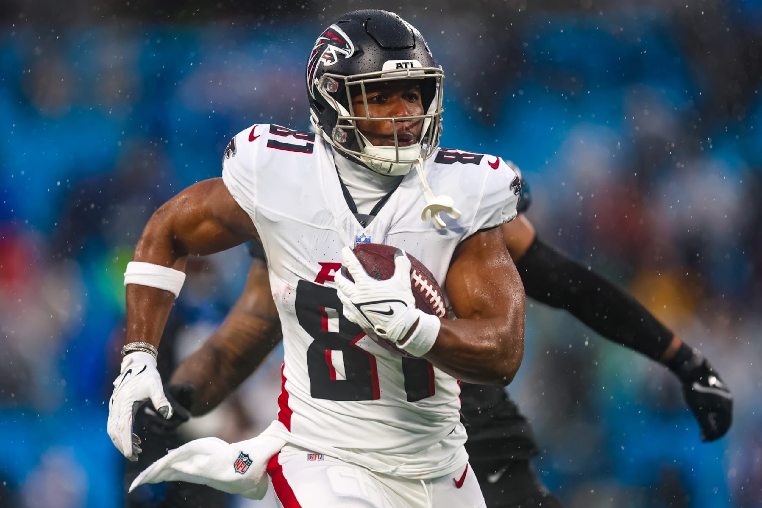 CHARLOTTE, NC - DECEMBER 17: Jonnu Smith #81 of the Atlanta Falcons runs the ball during an NFL game against the Carolina Panthers at Bank of America Stadium in Charlotte, North Carolina on Dec 17, 2023. (Photo by David Jensen/Icon Sportswire via Getty Images) CHARLOTTE, NC - DECEMBER 17: Jonnu Smith #81 of the Atlanta Falcons runs the ball during an NFL game against the Carolina Panthers at Bank of America Stadium in Charlotte, North Carolina on Dec 17, 2023. (Photo by David Jensen/Icon Sportswire via Getty Images)