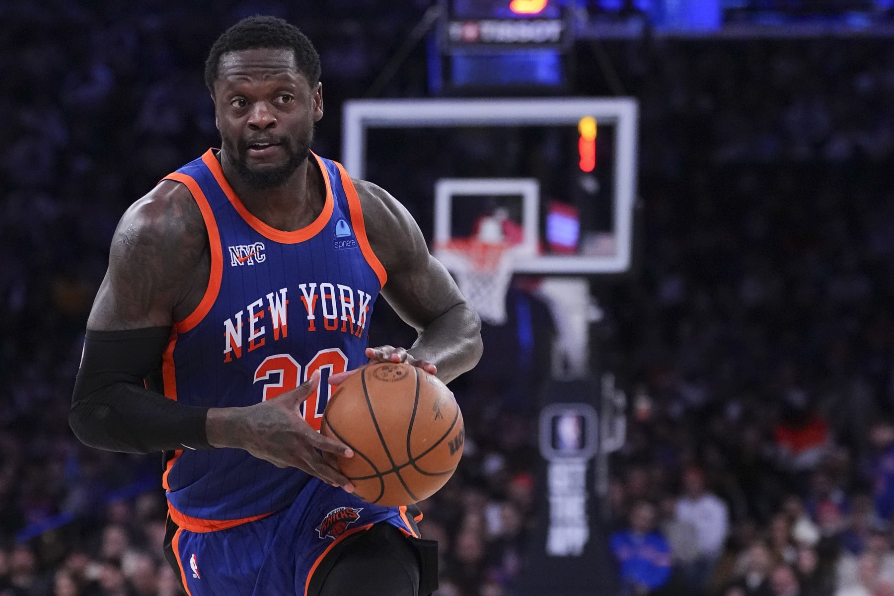 NEW YORK, NEW YORK - JANUARY 27: Julius Randle #30 of the New York Knicks controls the ball against the Miami Heat at Madison Square Garden on January 27, 2024 in New York City. NOTE TO USER: User expressly acknowledges and agrees that, by downloading and or using this photograph, User is consenting to the terms and conditions of the Getty Images License Agreement. (Photo by Mitchell Leff/Getty Images) NEW YORK, NEW YORK - JANUARY 27: Julius Randle #30 of the New York Knicks controls the ball against the Miami Heat at Madison Square Garden on January 27, 2024 in New York City. NOTE TO USER: User expressly acknowledges and agrees that, by downloading and or using this photograph, User is consenting to the terms and conditions of the Getty Images License Agreement. (Photo by Mitchell Leff/Getty Images)