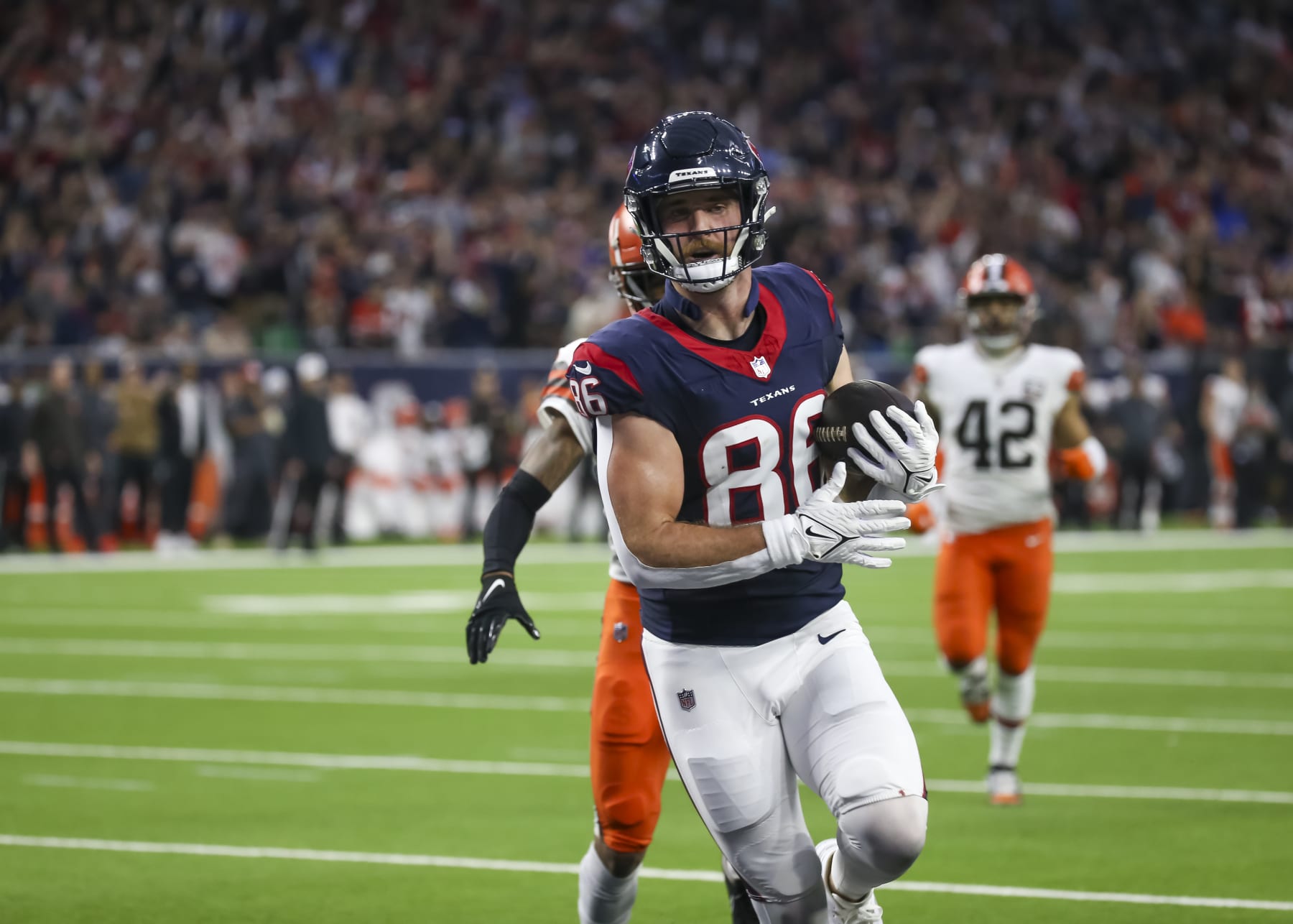 HOUSTON, TX - JANUARY 13: Houston Texans tight end Dalton Schultz (86) scores a touchdown in the second quarter during the AFC Wild Card game between the Cleveland Browns and Houston Texans on January 13, 2024 at NRG Stadium in Houston, Texas. (Photo by Leslie Plaza Johnson/Icon Sportswire via Getty Images) HOUSTON, TX - JANUARY 13: Houston Texans tight end Dalton Schultz (86) scores a touchdown in the second quarter during the AFC Wild Card game between the Cleveland Browns and Houston Texans on January 13, 2024 at NRG Stadium in Houston, Texas. (Photo by Leslie Plaza Johnson/Icon Sportswire via Getty Images)