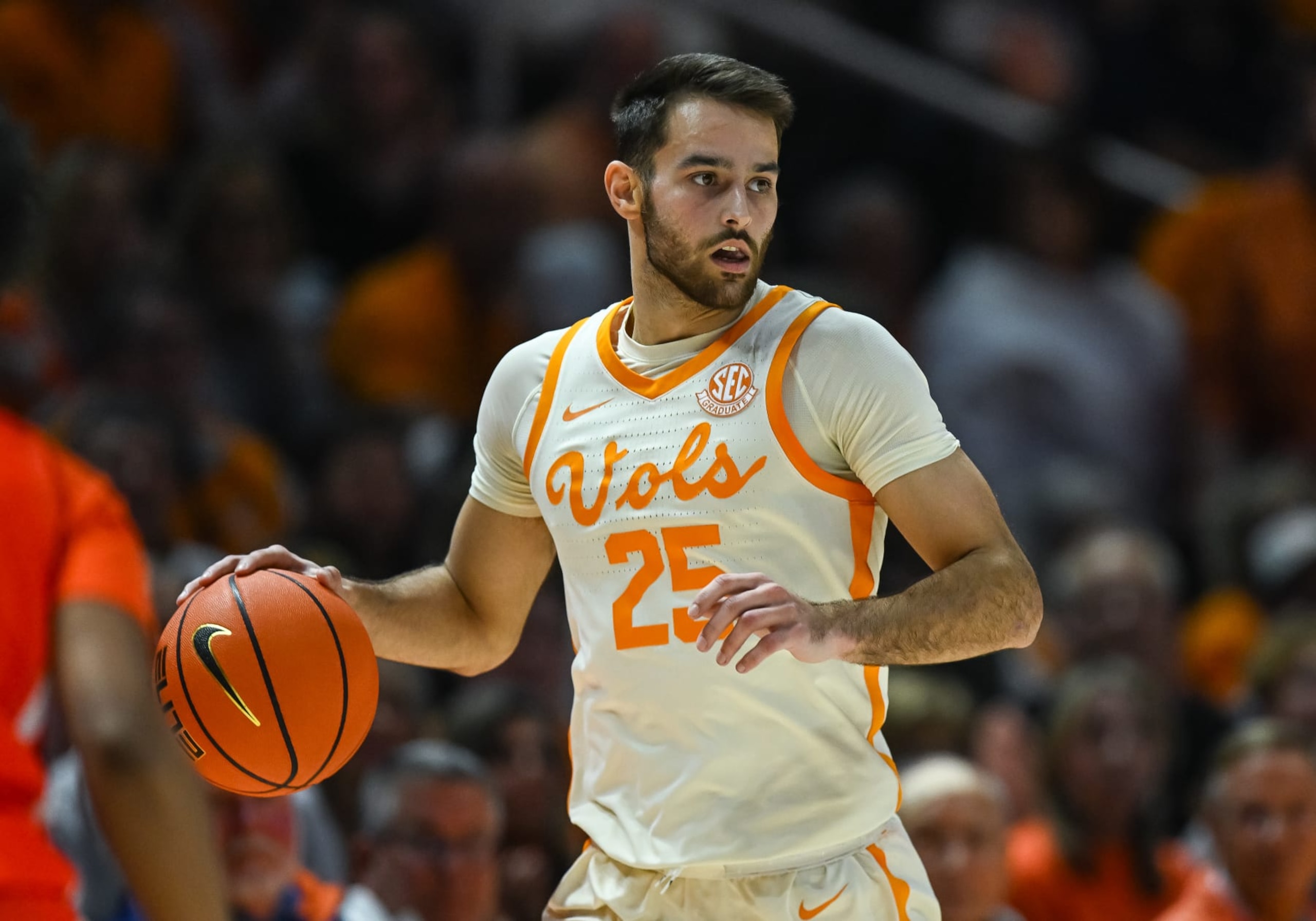 KNOXVILLE, TN - FEBRUARY 28: Tennessee Volunteers guard Santiago Vescovi (25) brings the ball up court during the college basketball game between the Tennessee Volunteers and the Auburn Tigers on February 28, 2024, at Food City Center in Knoxville, TN. (Photo by Bryan Lynn/Icon Sportswire via Getty Images) KNOXVILLE, TN - FEBRUARY 28: Tennessee Volunteers guard Santiago Vescovi (25) brings the ball up court during the college basketball game between the Tennessee Volunteers and the Auburn Tigers on February 28, 2024, at Food City Center in Knoxville, TN. (Photo by Bryan Lynn/Icon Sportswire via Getty Images)