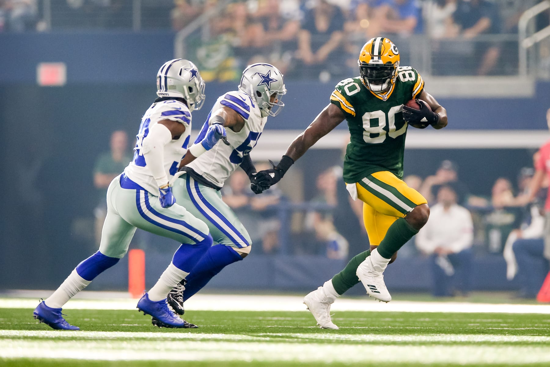 ARLINGTON, TX - OCTOBER 08: Green Bay Packers tight end Martellus Bennett (80) makes a reception during the football game between the Green Bay Packers and Dallas Cowboys on October 8, 2017 at AT&T Stadium in Arlington, TX.  (Photo by Andrew Dieb/Icon Sportswire via Getty Images)