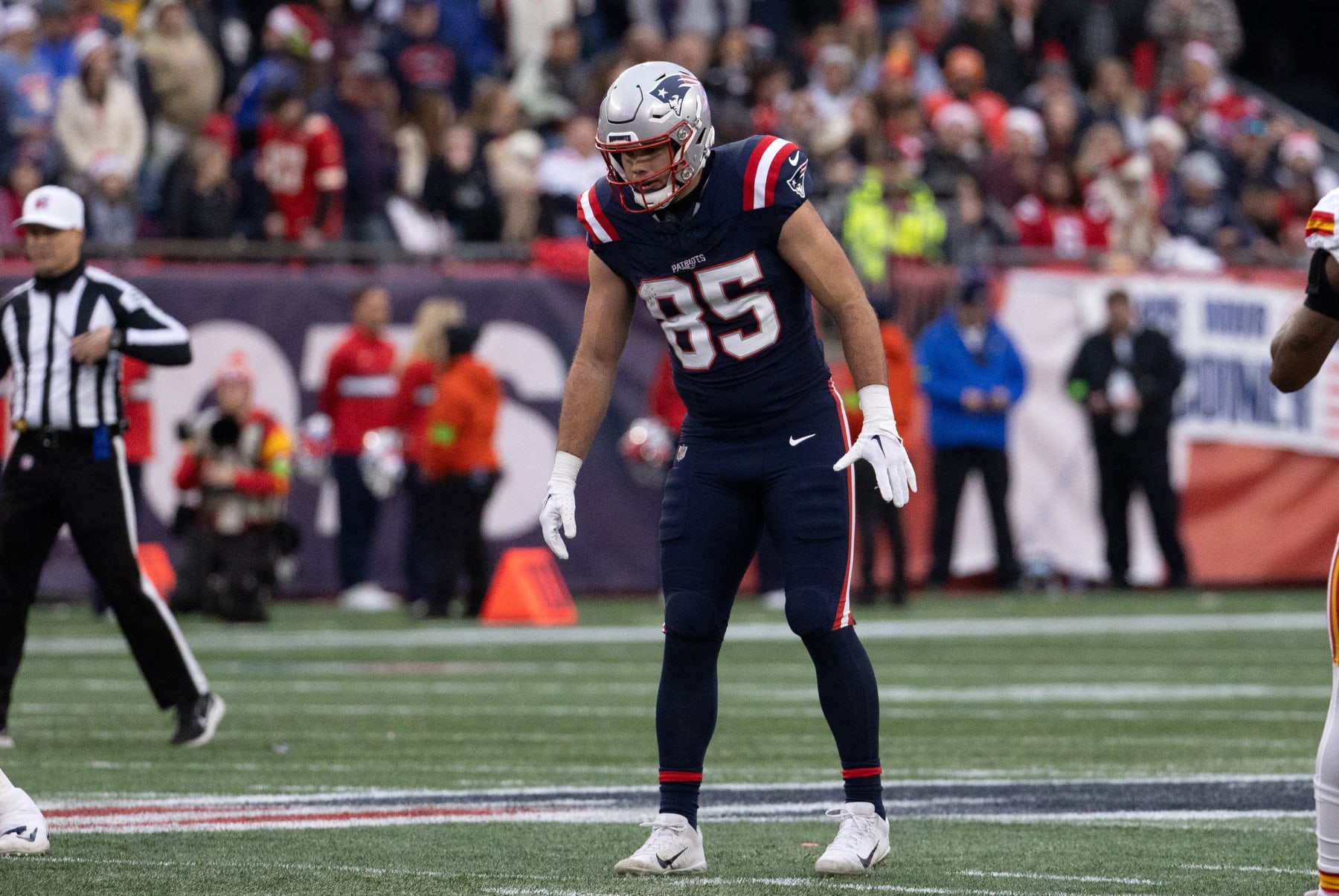 FOXBOROUGH, MA - DECEMBER 17: New England Patriots tight end Hunter Henry (85) during a game between the New England Patriots and the Kansas City Chiefs on December 17, 2023, at Gillette Stadium in Foxborough, Massachusetts. (Photo by Fred Kfoury III/Icon Sportswire via Getty Images) FOXBOROUGH, MA - DECEMBER 17: New England Patriots tight end Hunter Henry (85) during a game between the New England Patriots and the Kansas City Chiefs on December 17, 2023, at Gillette Stadium in Foxborough, Massachusetts. (Photo by Fred Kfoury III/Icon Sportswire via Getty Images)