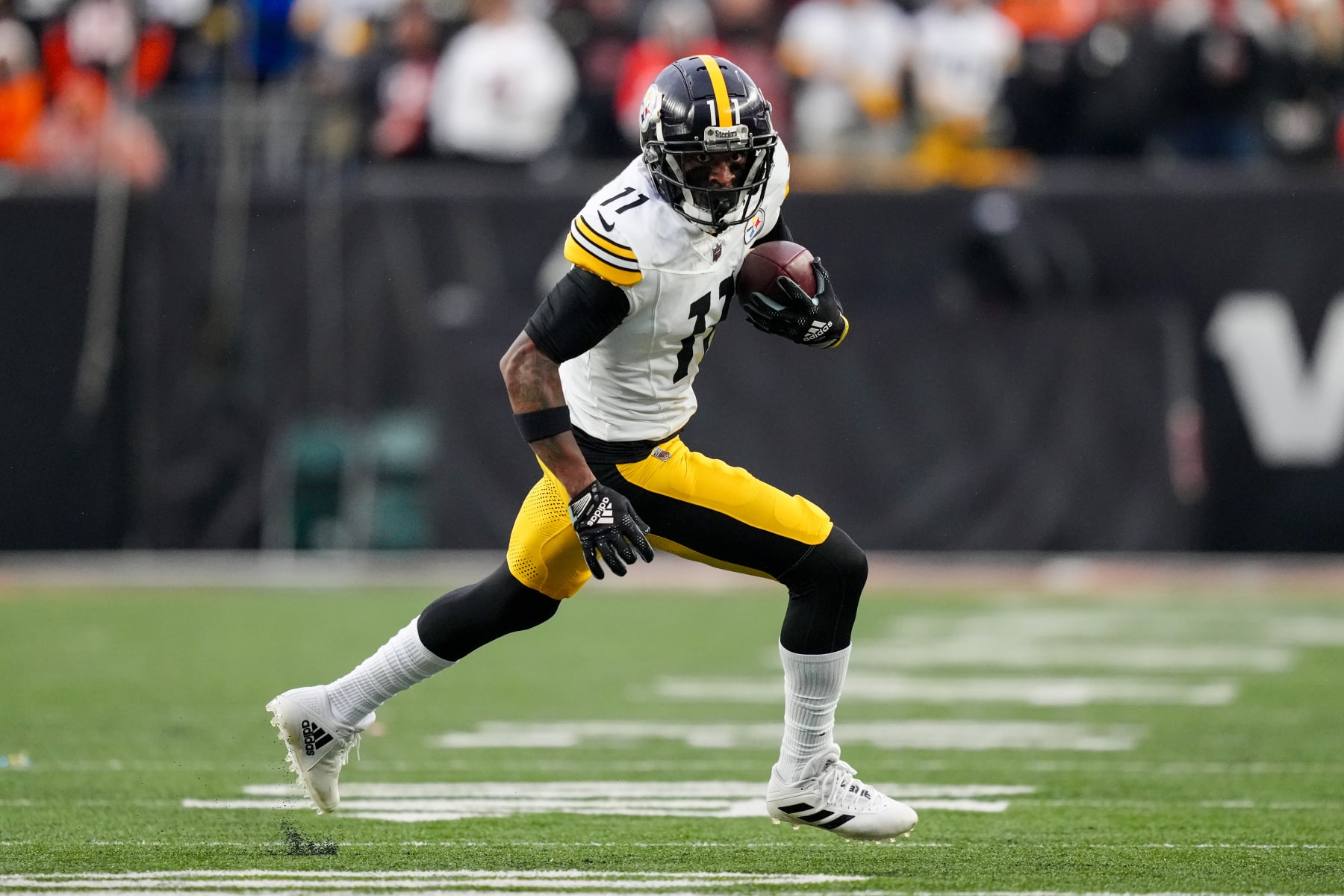 CINCINNATI, OHIO - NOVEMBER 26: Allen Robinson II #11 of the Pittsburgh Steelers runs with the ball in the fourth quarter against the Cincinnati Bengals at Paycor Stadium on November 26, 2023 in Cincinnati, Ohio. (Photo by Dylan Buell/Getty Images)