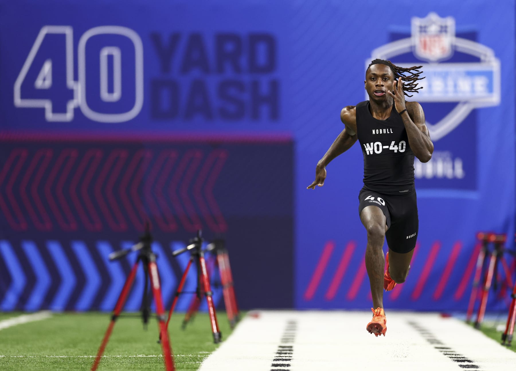 INDIANAPOLIS, INDIANA - MARCH 2: Xavier Worthy #WO40 of Texas runs the 40-yard dash during the NFL Combine at Lucas Oil Stadium on March 2, 2024 in Indianapolis, Indiana. (Photo by Kevin Sabitus/Getty Images)