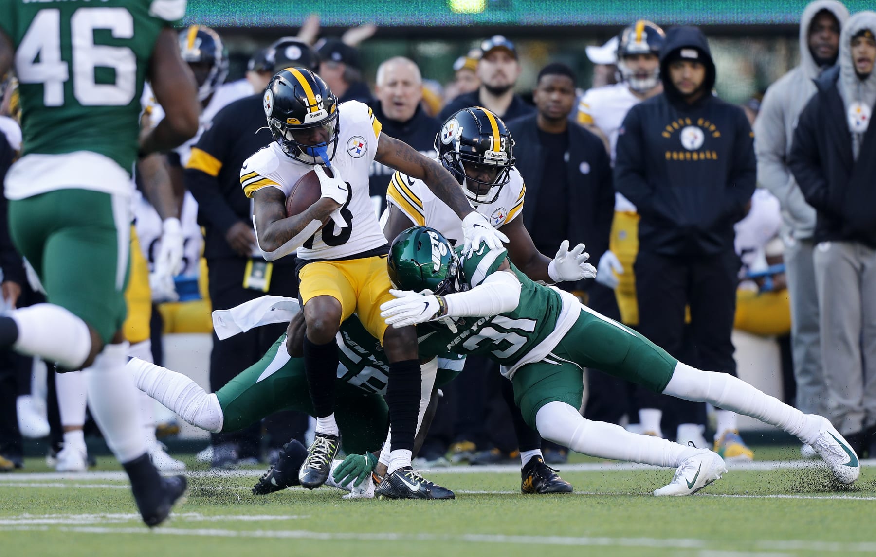 EAST RUTHERFORD, NEW JERSEY - DECEMBER 22:  (NEW YORK DAILIES OUT)  Diontae Johnson #18 of the Pittsburgh Steelers in against Blessuan Austin #31 of the New York Jets at MetLife Stadium on December 22, 2019 in East Rutherford, New Jersey. The Jets defeated the Steelers 16-10. (Photo by Jim McIsaac/Getty Images)