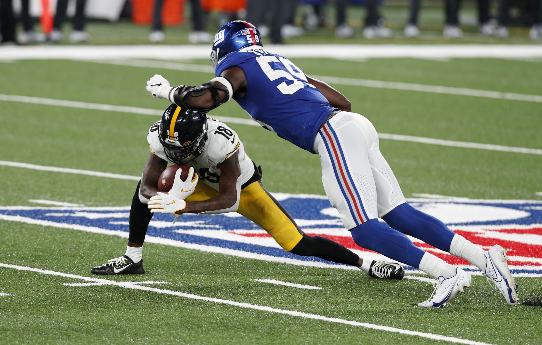 EAST RUTHERFORD, NEW JERSEY - SEPTEMBER 14:  (NEW YORK DAILIES OUT)  Diontae Johnson #18 of the Pittsburgh Steelers in action against Lorenzo Carter #59 of the New York Giants at MetLife Stadium on September 14, 2020 in East Rutherford, New Jersey. The Steelers defeated the Giants 26-16. (Photo by Jim McIsaac/Getty Images)