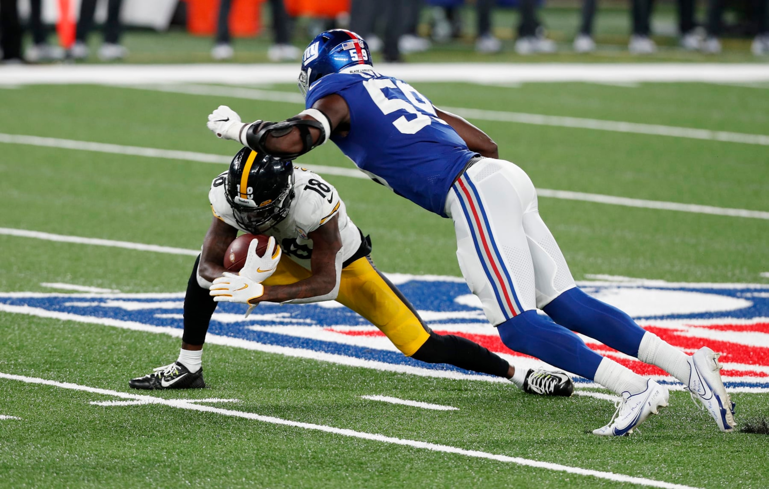 EAST RUTHERFORD, NEW JERSEY - SEPTEMBER 14:  (NEW YORK DAILIES OUT)  Diontae Johnson #18 of the Pittsburgh Steelers in action against Lorenzo Carter #59 of the New York Giants at MetLife Stadium on September 14, 2020 in East Rutherford, New Jersey. The Steelers defeated the Giants 26-16. (Photo by Jim McIsaac/Getty Images)