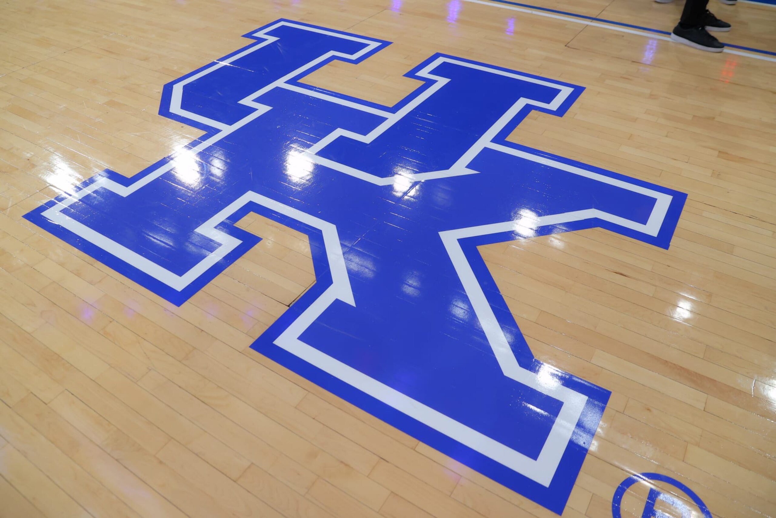 NEW YORK, NY - DECEMBER 17:  A general view of the University of Kentucky logo prior to the CBS Sports Classic on December 17, 2022 at Madison Square Garden in New York, New York.   (Photo by Rich Graessle/Icon Sportswire via Getty Images)