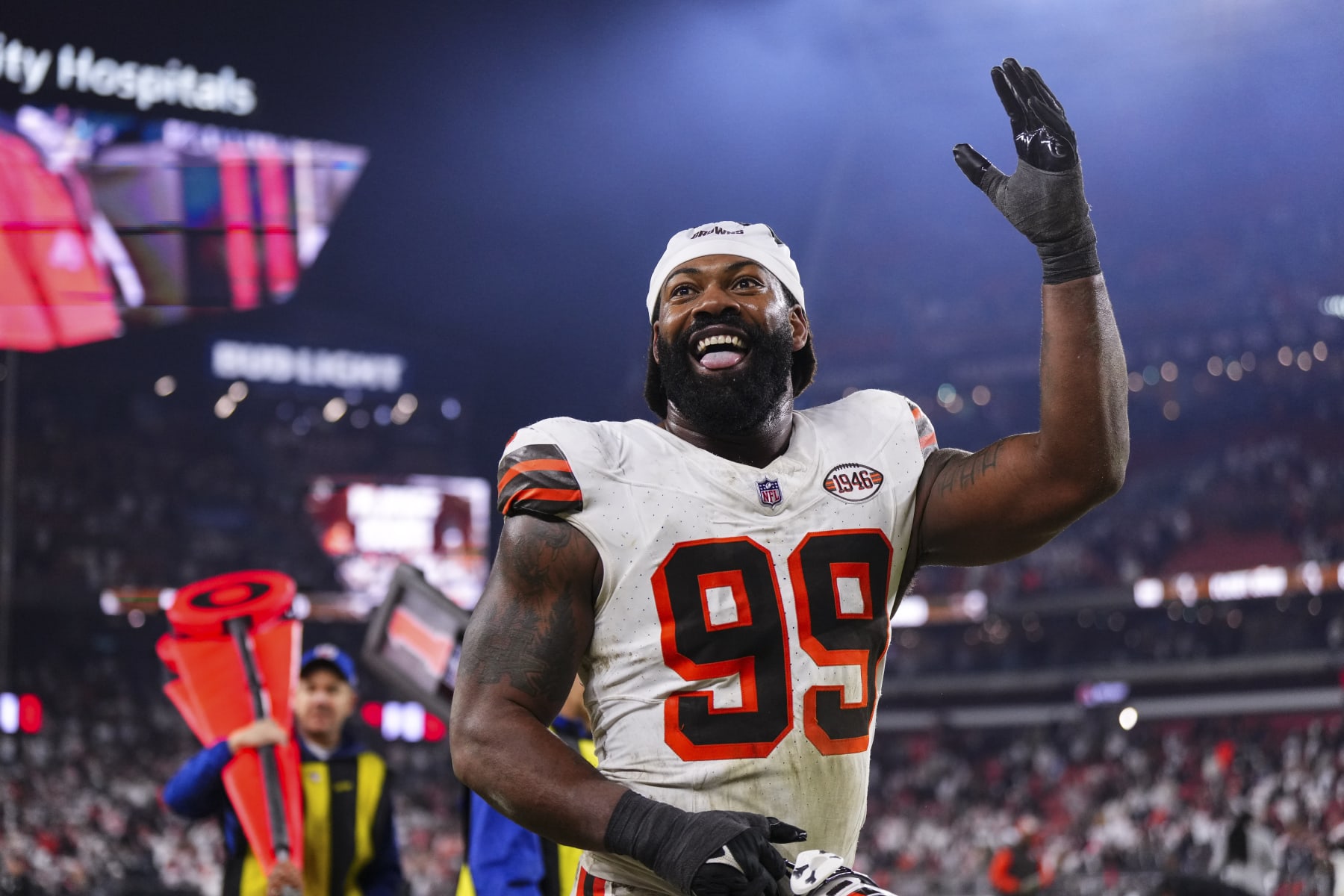 Browns defensive end Za'Darius Smith