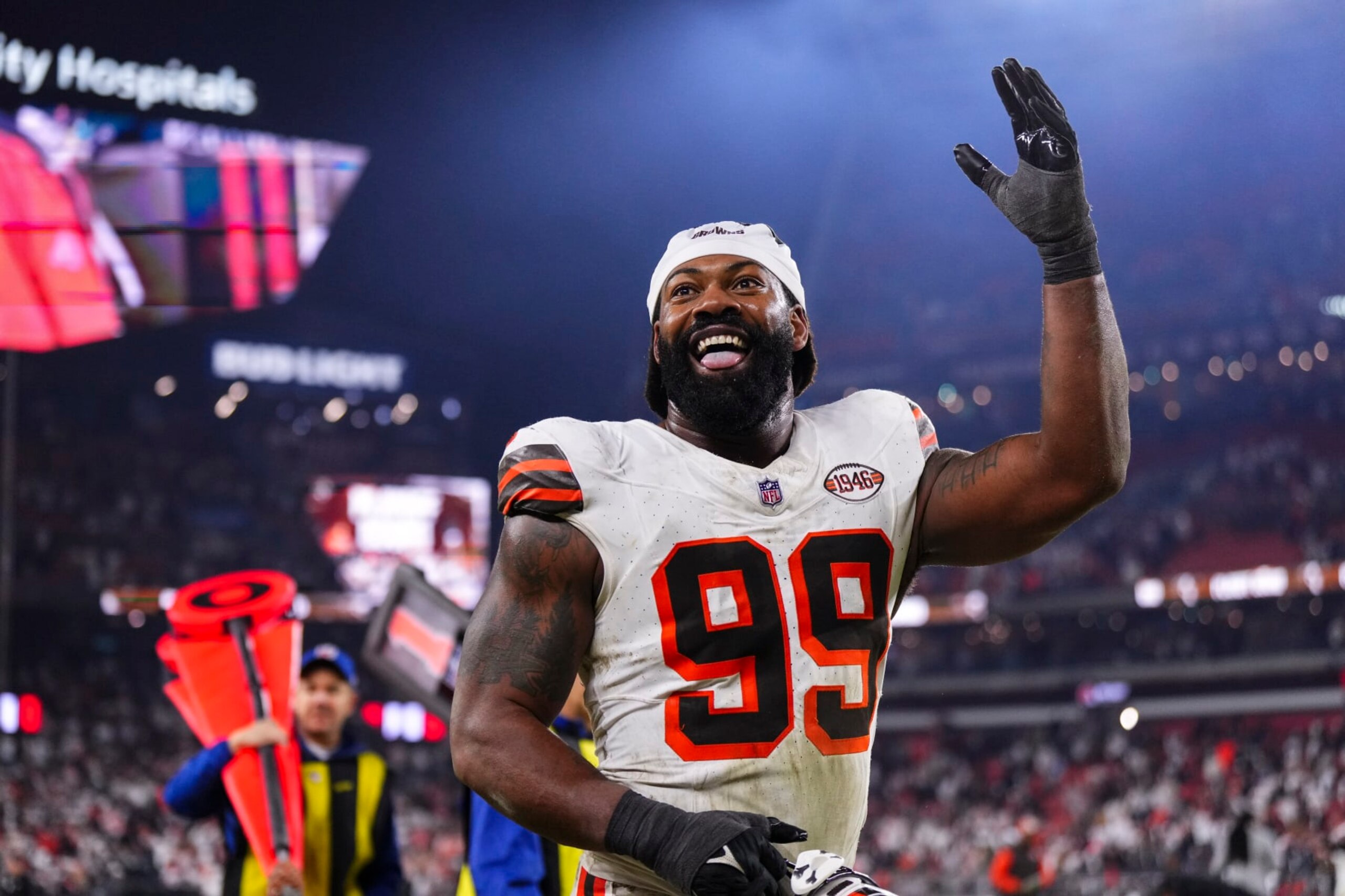 Browns defensive end Za'Darius Smith