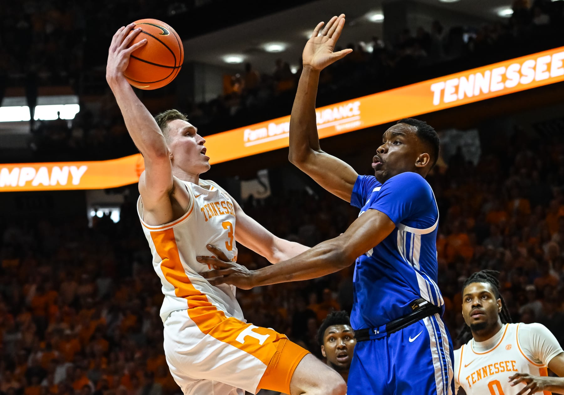 KNOXVILLE, TN - MARCH 09: Tennessee Volunteers guard Dalton Knecht (3) drives to the basket on Kentucky Wildcats forward Ugonna Onyenso (33) during the college basketball game between the Tennessee Volunteers and the Kentucky Wildcats on March 9, 2024, at Food City Center in Knoxville, TN. (Photo by Bryan Lynn/Icon Sportswire via Getty Images)