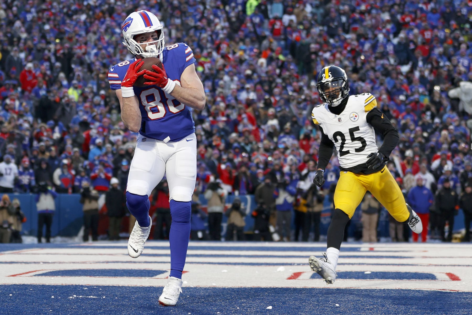 ORCHARD PARK, NEW YORK - JANUARY 15: Dawson Knox #88 of the Buffalo Bills catches a pass for a touchdown against the Pittsburgh Steelers during the first quarter at Highmark Stadium on January 15, 2024 in Orchard Park, New York. (Photo by Sarah Stier/Getty Images) ORCHARD PARK, NEW YORK - JANUARY 15: Dawson Knox #88 of the Buffalo Bills catches a pass for a touchdown against the Pittsburgh Steelers during the first quarter at Highmark Stadium on January 15, 2024 in Orchard Park, New York. (Photo by Sarah Stier/Getty Images)