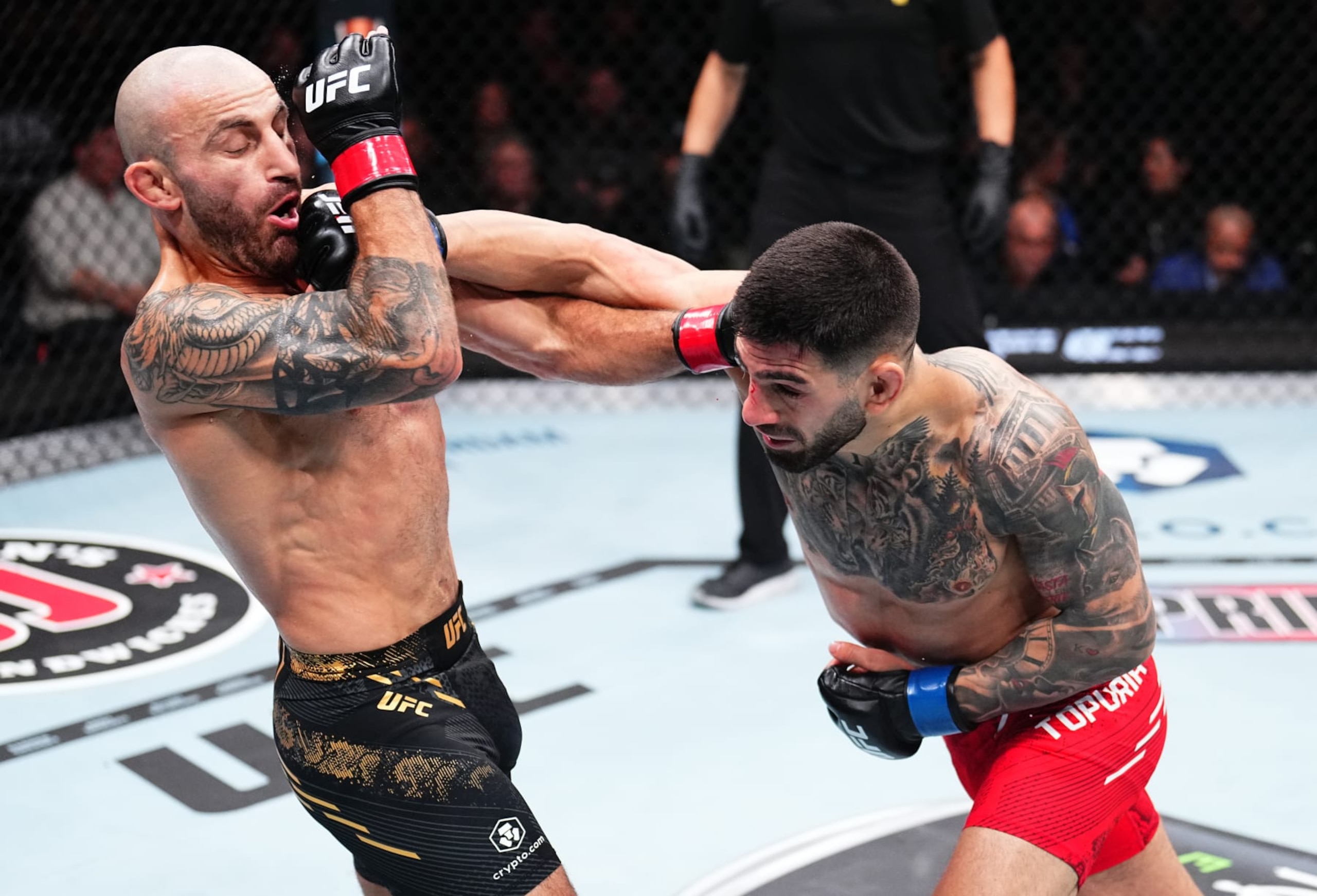 Ilia Topuria lands a right hand on Alexander Volkanovski