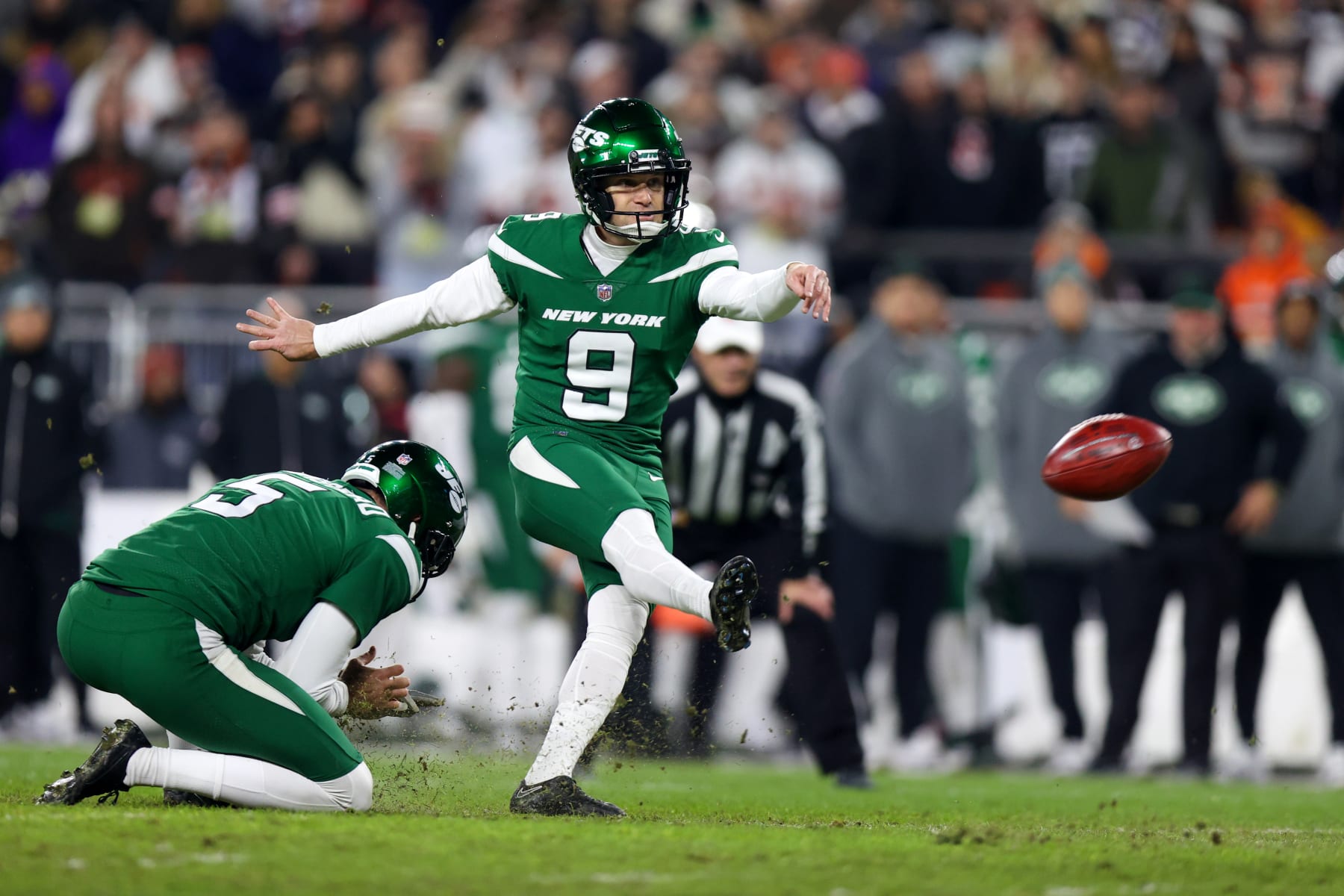 CLEVELAND, OH - DECEMBER 28: New York Jets place kicker Greg Zuerlein (9) has a 31-yard field goal blocked during the third quarter of the National Football League game between the New York Jets and Cleveland Browns on December 28, 2023, at Cleveland Browns Stadium in Cleveland, OH. (Photo by Frank Jansky/Icon Sportswire via Getty Images) CLEVELAND, OH - DECEMBER 28: New York Jets place kicker Greg Zuerlein (9) has a 31-yard field goal blocked during the third quarter of the National Football League game between the New York Jets and Cleveland Browns on December 28, 2023, at Cleveland Browns Stadium in Cleveland, OH. (Photo by Frank Jansky/Icon Sportswire via Getty Images)
