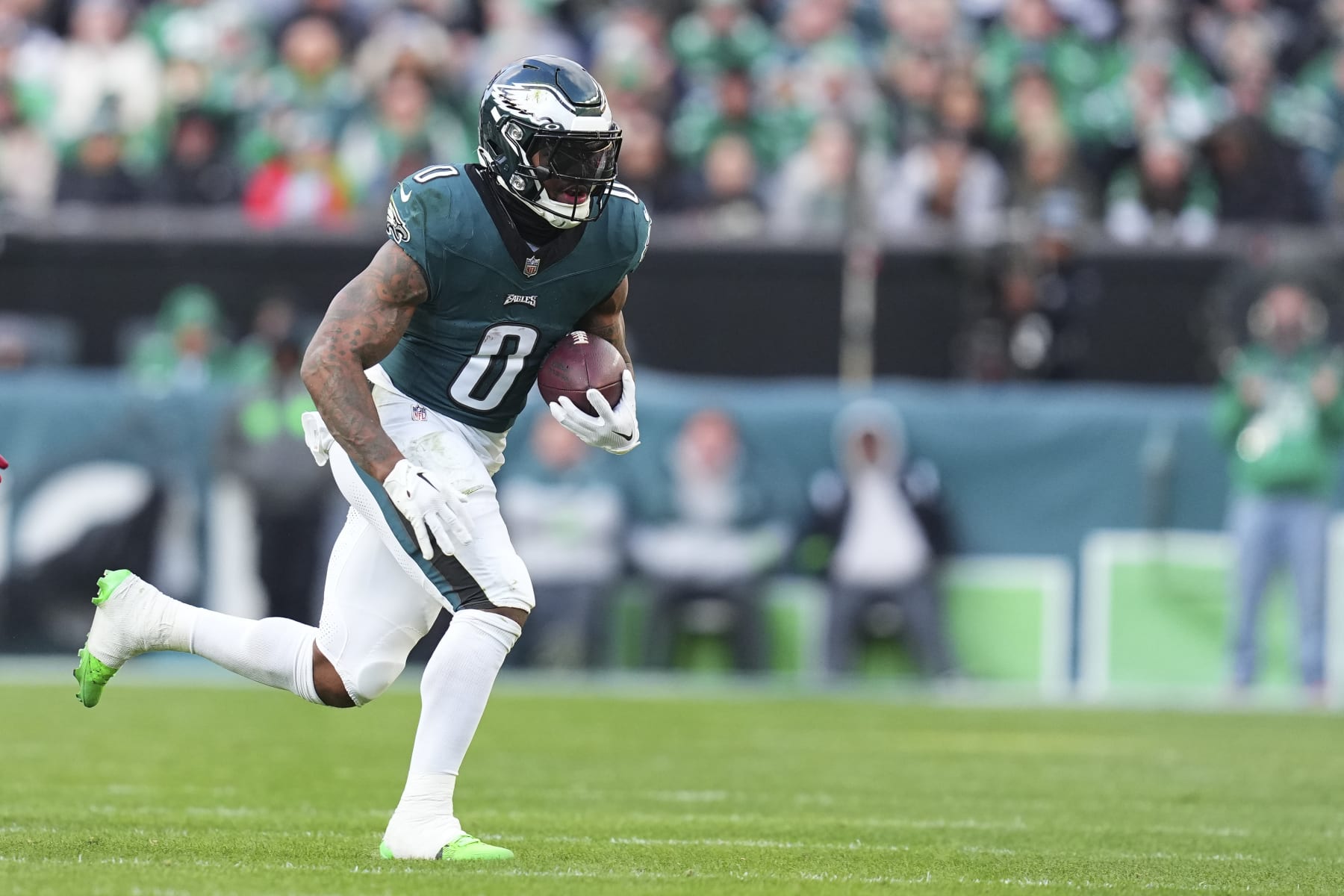 PHILADELPHIA, PENNSYLVANIA - DECEMBER 31: D'Andre Swift #0 of the Philadelphia Eagles runs the ball against the Arizona Cardinals at Lincoln Financial Field on December 31, 2023 in Philadelphia, Pennsylvania. (Photo by Mitchell Leff/Getty Images) PHILADELPHIA, PENNSYLVANIA - DECEMBER 31: D'Andre Swift #0 of the Philadelphia Eagles runs the ball against the Arizona Cardinals at Lincoln Financial Field on December 31, 2023 in Philadelphia, Pennsylvania. (Photo by Mitchell Leff/Getty Images)
