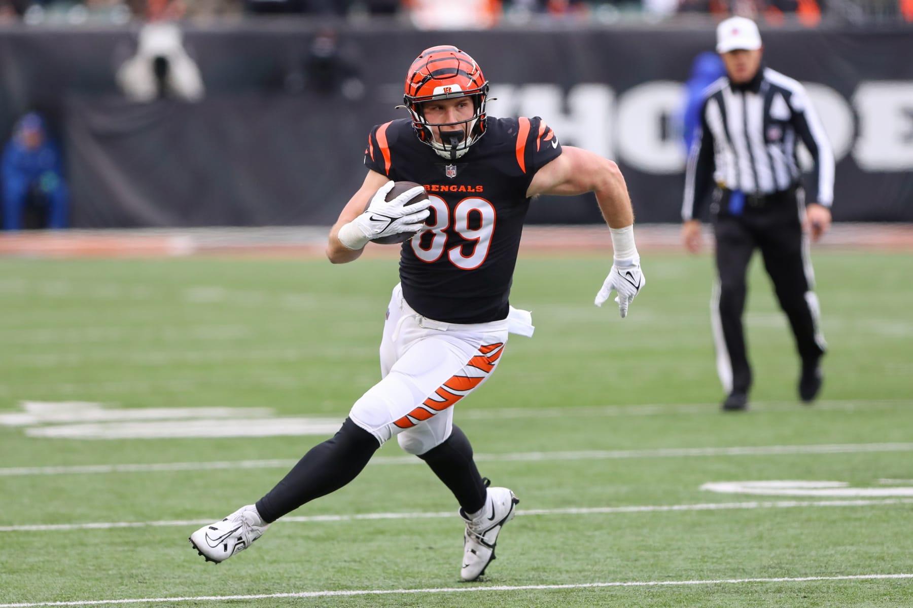 CINCINNATI, OH - JANUARY 07: Cincinnati Bengals tight end Drew Sample (89) carries the ball during the game against the Cleveland Browns and the Cincinnati Bengals on January 7, 2024, at Paycor Stadium in Cincinnati, OH. (Photo by Ian Johnson/Icon Sportswire via Getty Images) CINCINNATI, OH - JANUARY 07: Cincinnati Bengals tight end Drew Sample (89) carries the ball during the game against the Cleveland Browns and the Cincinnati Bengals on January 7, 2024, at Paycor Stadium in Cincinnati, OH. (Photo by Ian Johnson/Icon Sportswire via Getty Images)