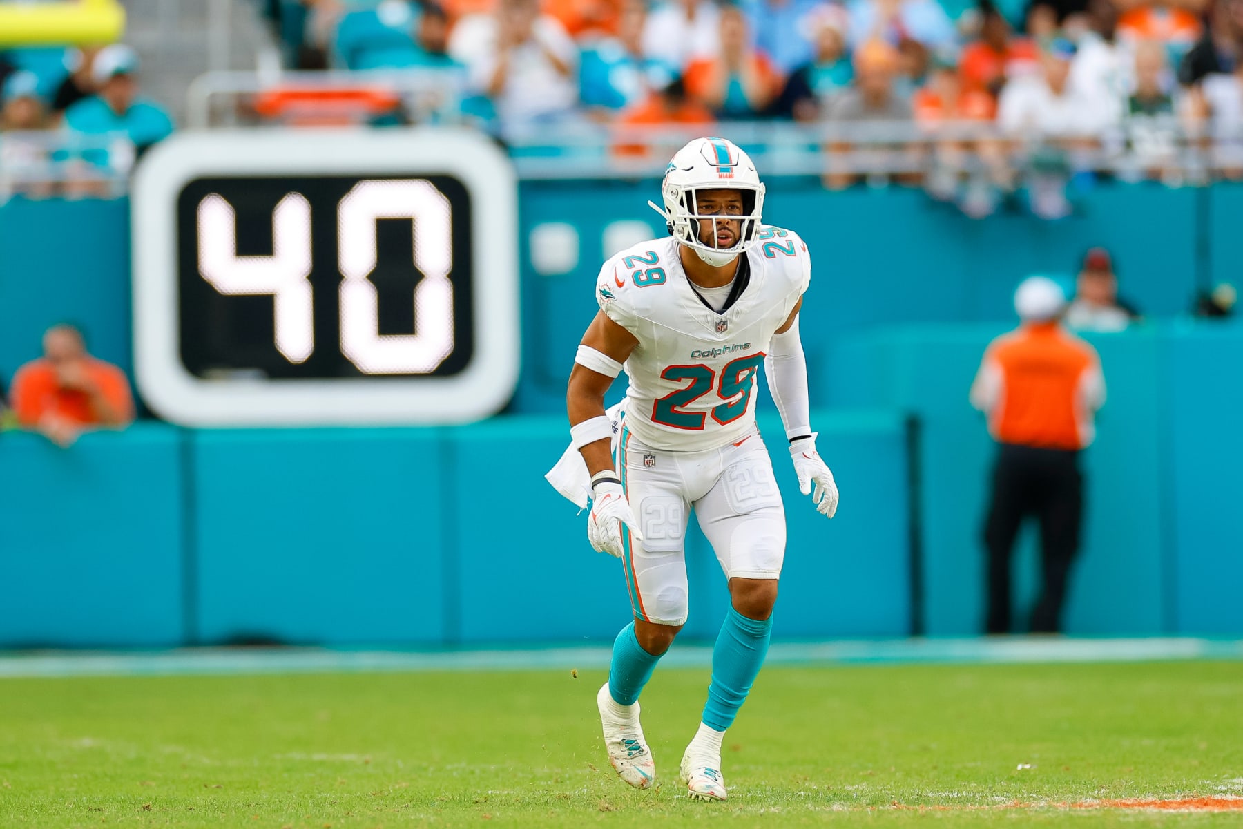 MIAMI GARDENS, FLORIDA - DECEMBER 17: Brandon Jones #29 of the Miami Dolphins defends in coverage in the second half during a game against the New York Jets at Hard Rock Stadium on December 17, 2023 in Miami Gardens, Florida. (Photo by Brandon Sloter/Image Of Sport/Getty Images) MIAMI GARDENS, FLORIDA - DECEMBER 17: Brandon Jones #29 of the Miami Dolphins defends in coverage in the second half during a game against the New York Jets at Hard Rock Stadium on December 17, 2023 in Miami Gardens, Florida. (Photo by Brandon Sloter/Image Of Sport/Getty Images)