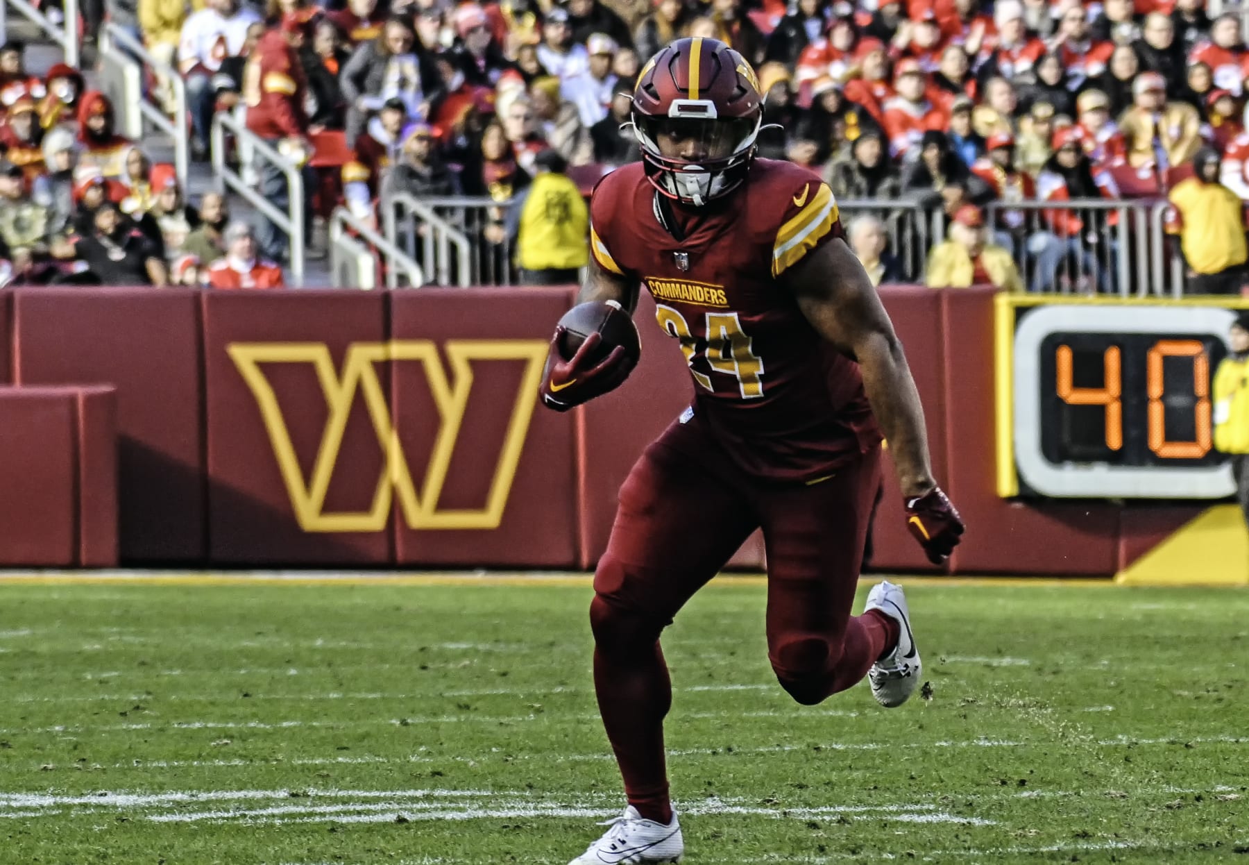 LANDOVER, MD - DECEMBER 31: Washington Commanders running back Antonio Gibson (24) in action during the NFL game between the San Francisco 49ers and the Washington Commanders on December 31, 2023 at Fed Ex Field in Landover, MD. (Photo by Mark Goldman/Icon Sportswire via Getty Images) LANDOVER, MD - DECEMBER 31: Washington Commanders running back Antonio Gibson (24) in action during the NFL game between the San Francisco 49ers and the Washington Commanders on December 31, 2023 at Fed Ex Field in Landover, MD. (Photo by Mark Goldman/Icon Sportswire via Getty Images)