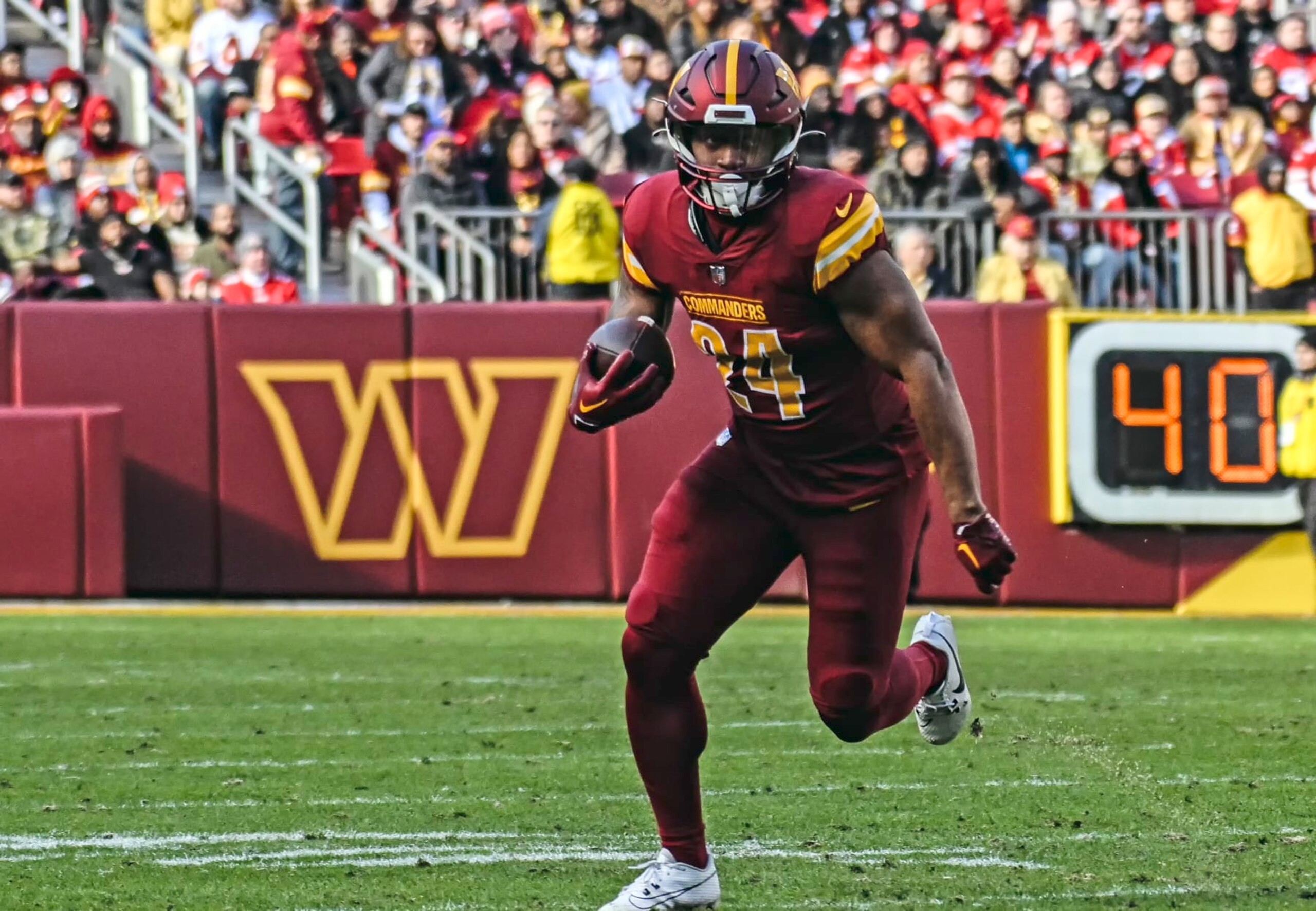 LANDOVER, MD - DECEMBER 31: Washington Commanders running back Antonio Gibson (24) in action during the NFL game between the San Francisco 49ers and the Washington Commanders on December 31, 2023 at Fed Ex Field in Landover, MD.  (Photo by Mark Goldman/Icon Sportswire via Getty Images)