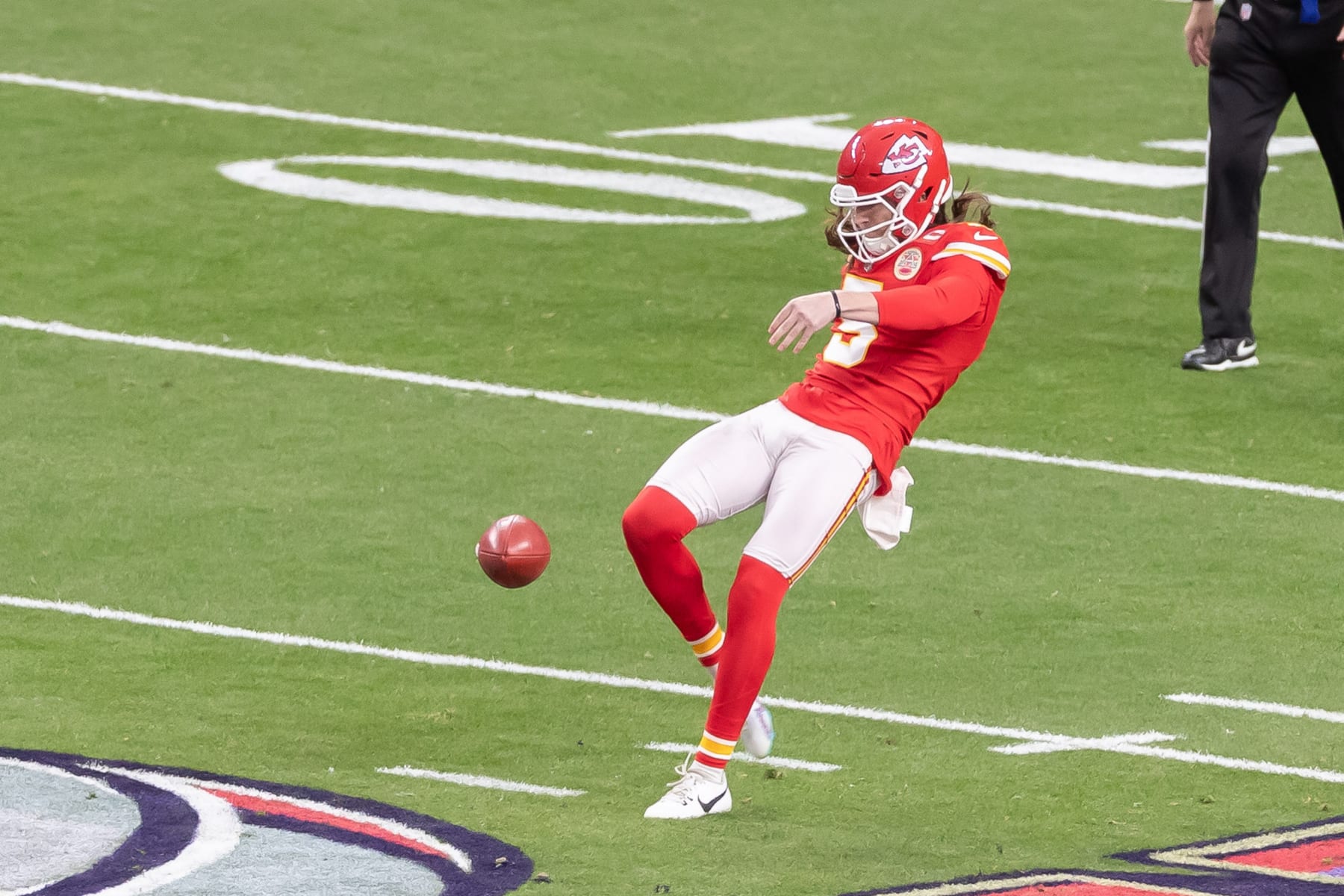 LAS VEGAS, NEVADA - FEBRUARY 11: Tommy Townsend of Kansas City Chiefs controls the ball during the Super Bowl LVIII match between San Francisco 49ers and Kansas City Chiefs at Allegiant Stadium on February 11, 2024 in Las Vegas, Nevada. (Photo by Mario Hommes/DeFodi Images via Getty Images) LAS VEGAS, NEVADA - FEBRUARY 11: Tommy Townsend of Kansas City Chiefs controls the ball during the Super Bowl LVIII match between San Francisco 49ers and Kansas City Chiefs at Allegiant Stadium on February 11, 2024 in Las Vegas, Nevada. (Photo by Mario Hommes/DeFodi Images via Getty Images)