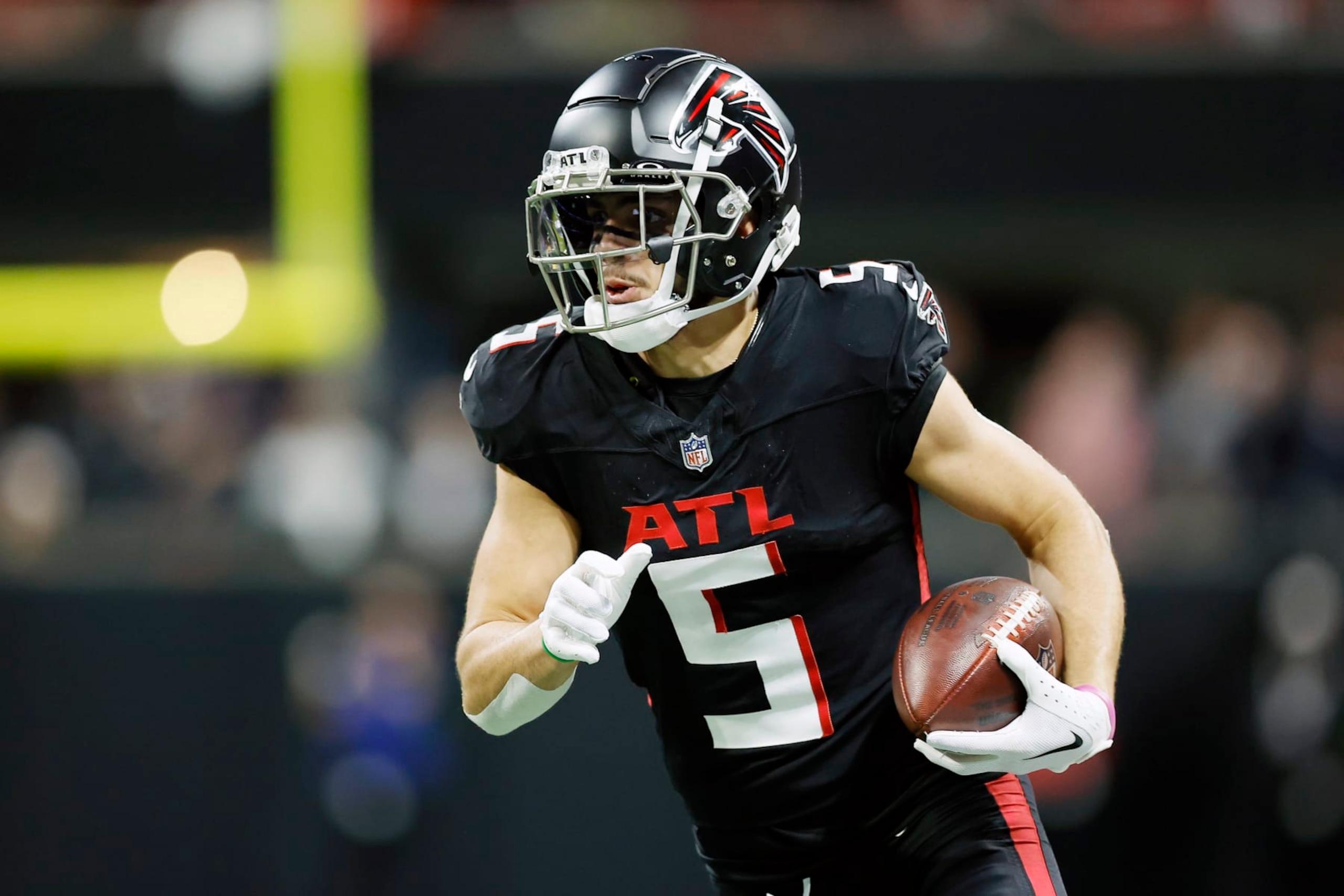 ATLANTA, GEORGIA - DECEMBER 10: Drake London #5 of the Atlanta Falcons runs the ball during the first half against the Tampa Bay Buccaneers at Mercedes-Benz Stadium on December 10, 2023 in Atlanta, Georgia. (Photo by Alex Slitz/Getty Images) ATLANTA, GEORGIA - DECEMBER 10: Drake London #5 of the Atlanta Falcons runs the ball during the first half against the Tampa Bay Buccaneers at Mercedes-Benz Stadium on December 10, 2023 in Atlanta, Georgia. (Photo by Alex Slitz/Getty Images)