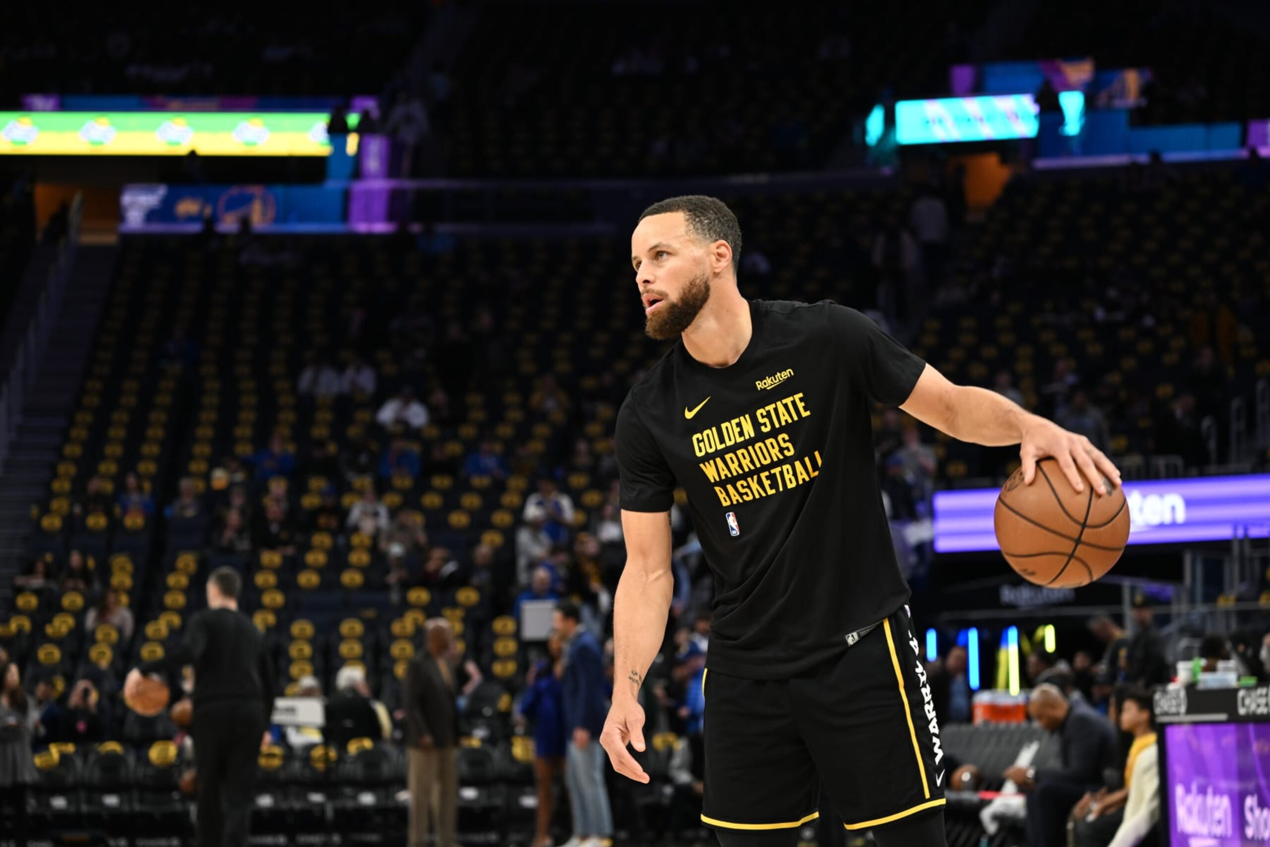 SAN FRANCISCO, CA - MARCH 7: Stephen Curry (30) of Golden State Warriors warms up before the NBA game between Chicago Bulls and Golden State Warriors at the Chase Center on March 7, 2024 in San Francisco, California, United States. (Photo by Tayfun Coskun/Anadolu via Getty Images)