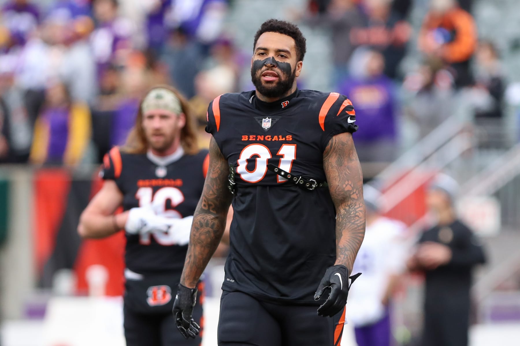 CINCINNATI, OH - DECEMBER 16: Cincinnati Bengals tight end Irv Smith Jr. (81) warms up before the game against the Minnesota Vikings and the Cincinnati Bengals on December 16, 2023, at Paycor Stadium in Cincinnati, OH. (Photo by Ian Johnson/Icon Sportswire via Getty Images) CINCINNATI, OH - DECEMBER 16: Cincinnati Bengals tight end Irv Smith Jr. (81) warms up before the game against the Minnesota Vikings and the Cincinnati Bengals on December 16, 2023, at Paycor Stadium in Cincinnati, OH. (Photo by Ian Johnson/Icon Sportswire via Getty Images)
