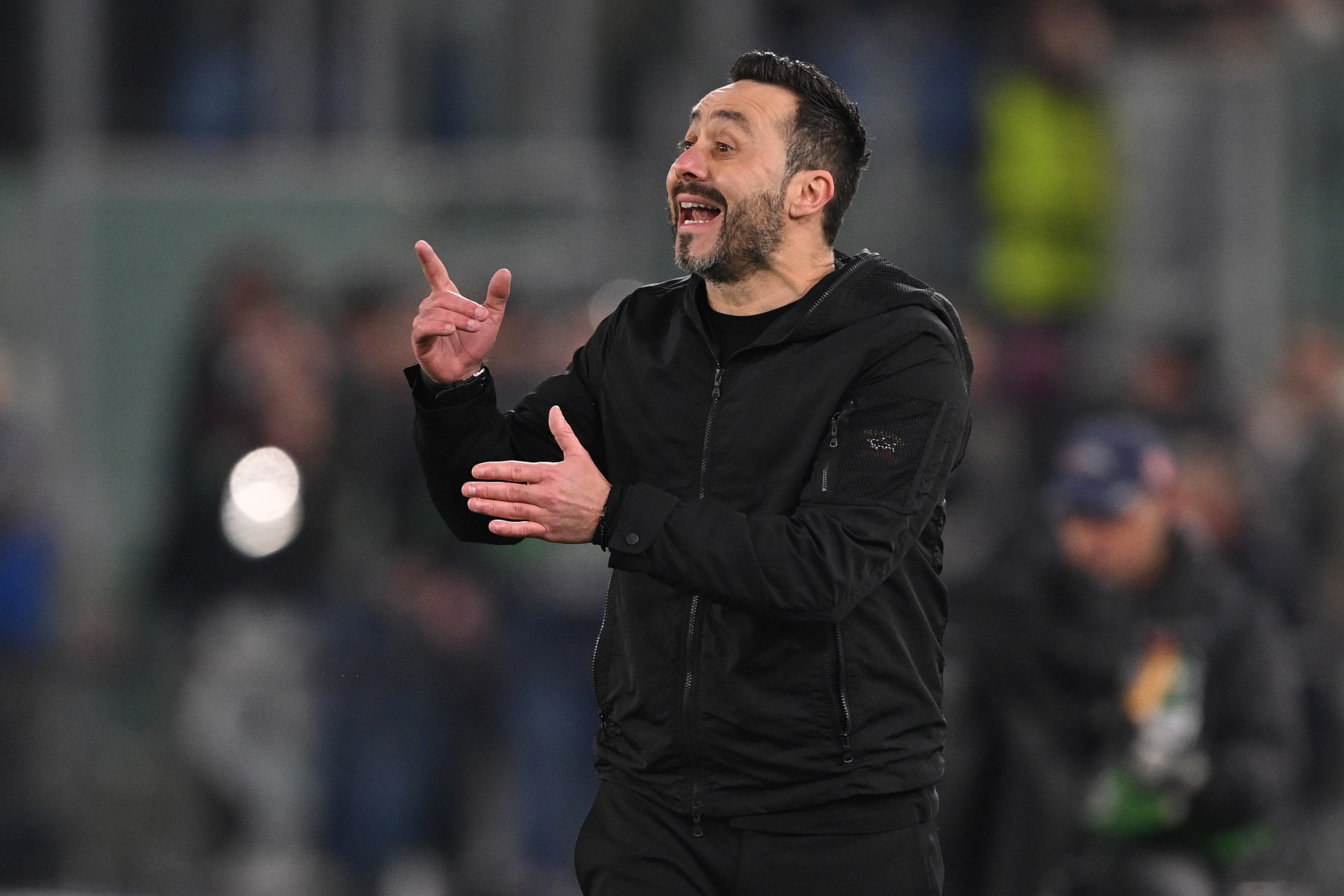 ROME, ITALY - MARCH 07: Brighton coach Roberto De Zerbi shouts instructions during the UEFA Europa League 2023/24 round of 16 first leg match between AS Roma and Brighton & Hove Albion at Stadio Olimpico on March 07, 2024 in Rome, Italy. (Photo by Mike Hewitt/Getty Images)