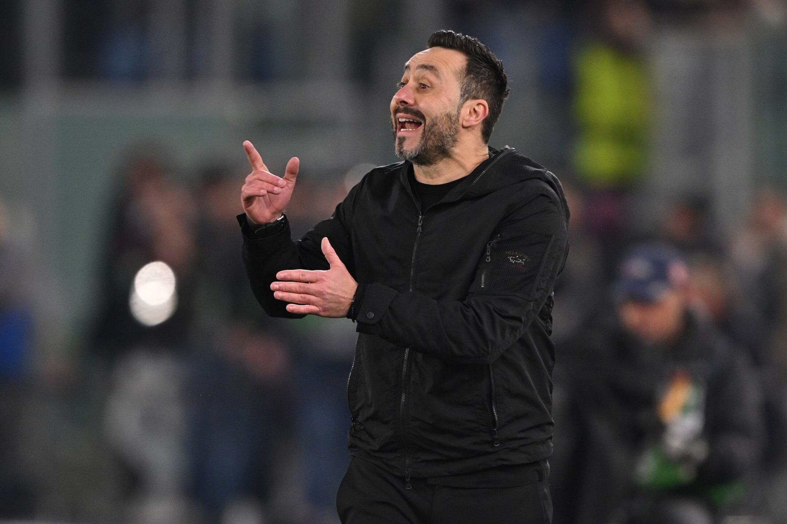 ROME, ITALY - MARCH 07: Brighton coach Roberto De Zerbi shouts instructions during the UEFA Europa League 2023/24 round of 16 first leg match between AS Roma and Brighton & Hove Albion at Stadio Olimpico on March 07, 2024 in Rome, Italy. (Photo by Mike Hewitt/Getty Images)