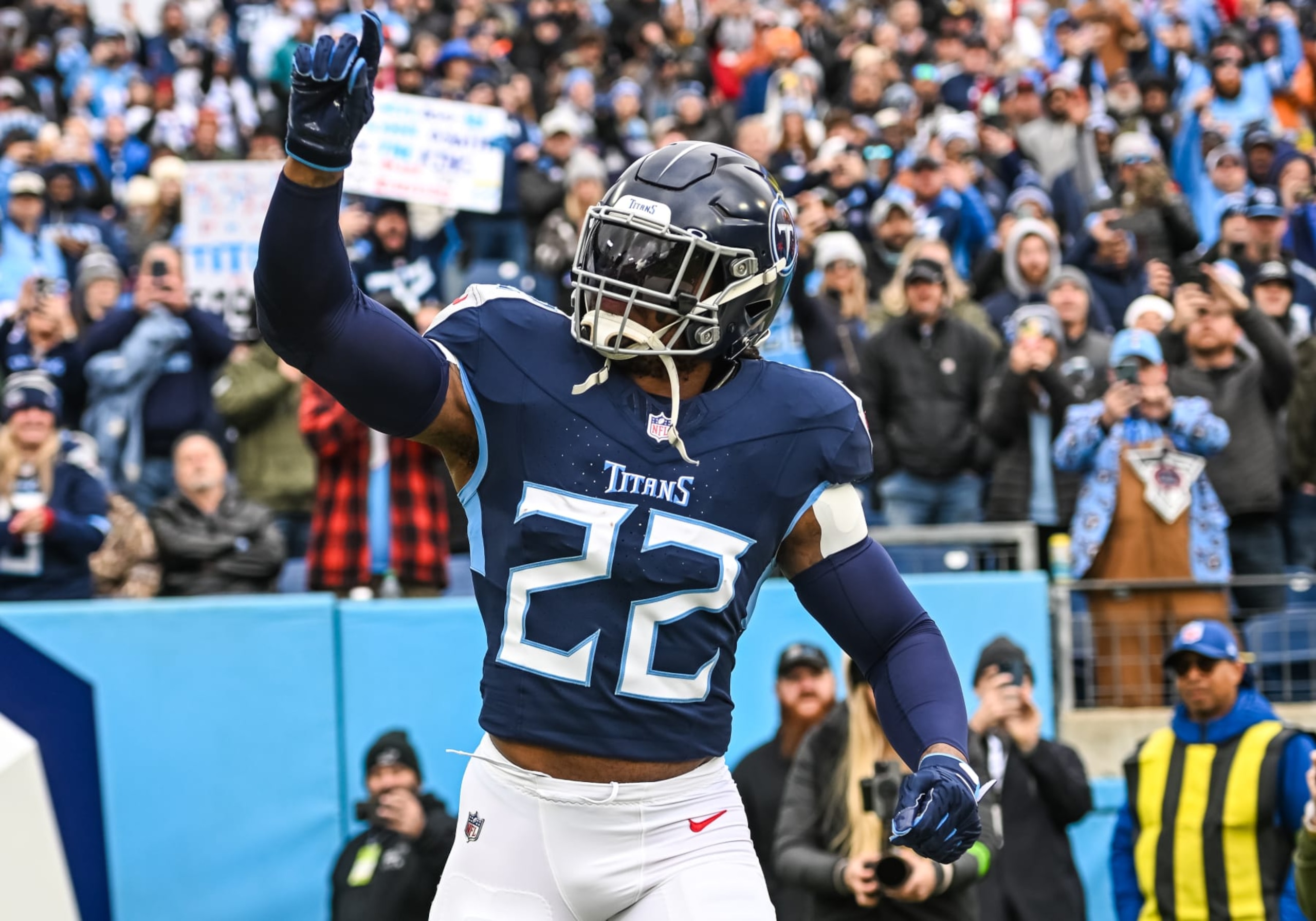 NASHVILLE, TN - JANUARY 07: Tennessee Titans running back Derrick Henry (22) waves to the crowd as he takes the field before the NFL game between the Tennessee Titans and the Jacksonville Jaguars on January 7, 2024, at Nissan Stadium in Nashville, TN. (Photo by Bryan Lynn/Icon Sportswire via Getty Images) NASHVILLE, TN - JANUARY 07: Tennessee Titans running back Derrick Henry (22) waves to the crowd as he takes the field before the NFL game between the Tennessee Titans and the Jacksonville Jaguars on January 7, 2024, at Nissan Stadium in Nashville, TN. (Photo by Bryan Lynn/Icon Sportswire via Getty Images)