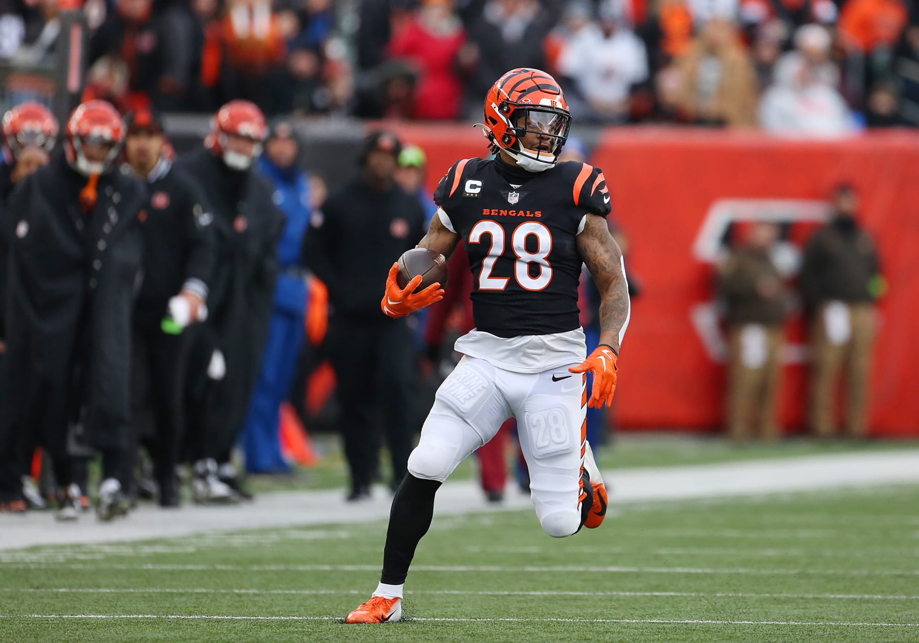 CINCINNATI, OH - JANUARY 07: Cincinnati Bengals running back Joe Mixon (28) runs the ball in a game between the Cleveland Browns and the Cincinnati Bengals at Paycor Stadium on Sunday, January. 7, 2024. (Photo by Jeff Moreland/Icon Sportswire via Getty Images)