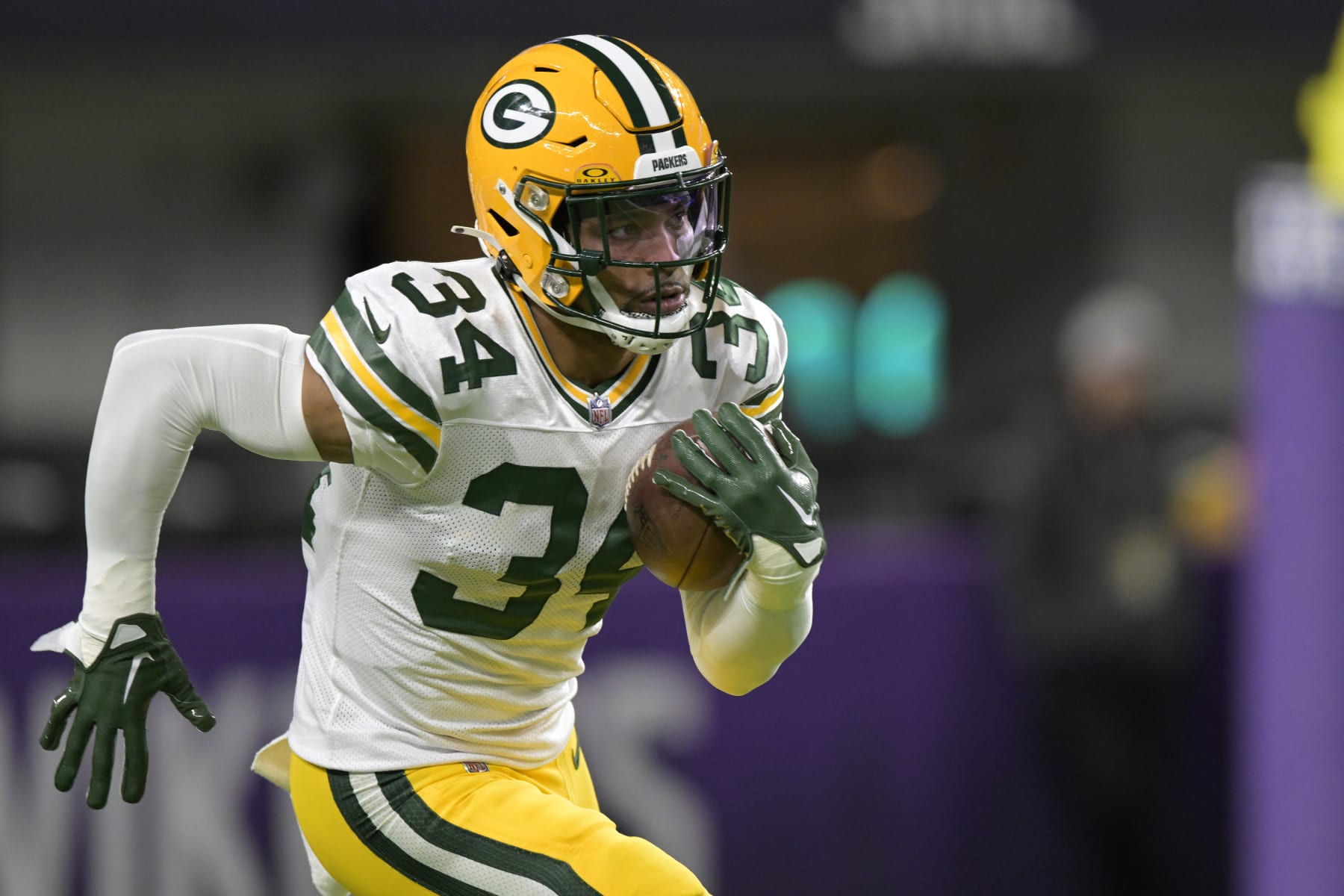 MINNEAPOLIS, MN - DECEMBER 31: Green Bay Packers defensive back Jonathan Owens (34) warms up before an NFL game between the Minnesota Vikings and Green Bay Packers on December 31, 2023, at U.S. Bank Stadium in Minneapolis, MN. (Photo by Nick Wosika/Icon Sportswire via Getty Images) MINNEAPOLIS, MN - DECEMBER 31: Green Bay Packers defensive back Jonathan Owens (34) warms up before an NFL game between the Minnesota Vikings and Green Bay Packers on December 31, 2023, at U.S. Bank Stadium in Minneapolis, MN. (Photo by Nick Wosika/Icon Sportswire via Getty Images)