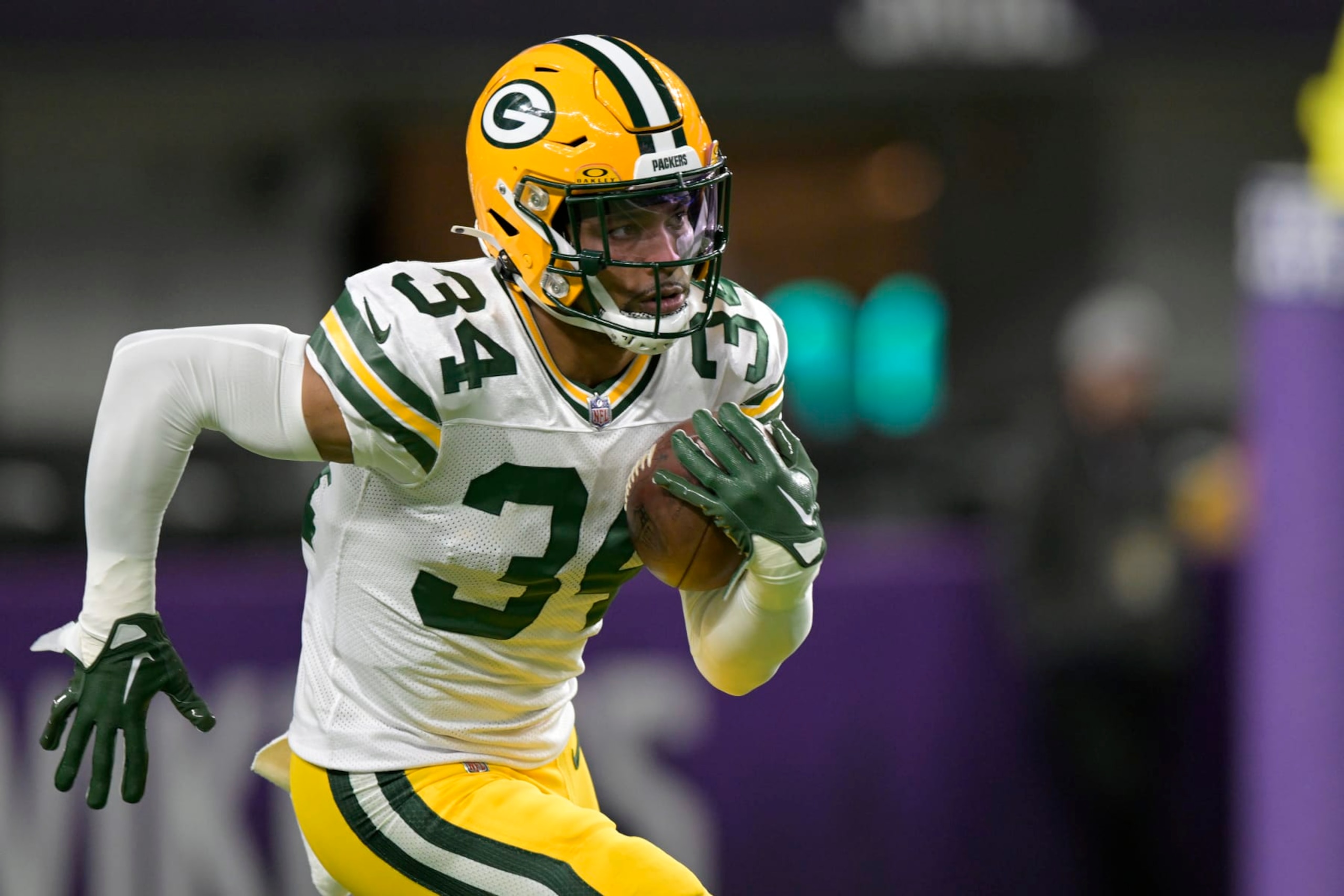 MINNEAPOLIS, MN - DECEMBER 31: Green Bay Packers defensive back Jonathan Owens (34) warms up before an NFL game between the Minnesota Vikings and Green Bay Packers on December 31, 2023, at U.S. Bank Stadium in Minneapolis, MN. (Photo by Nick Wosika/Icon Sportswire via Getty Images)
