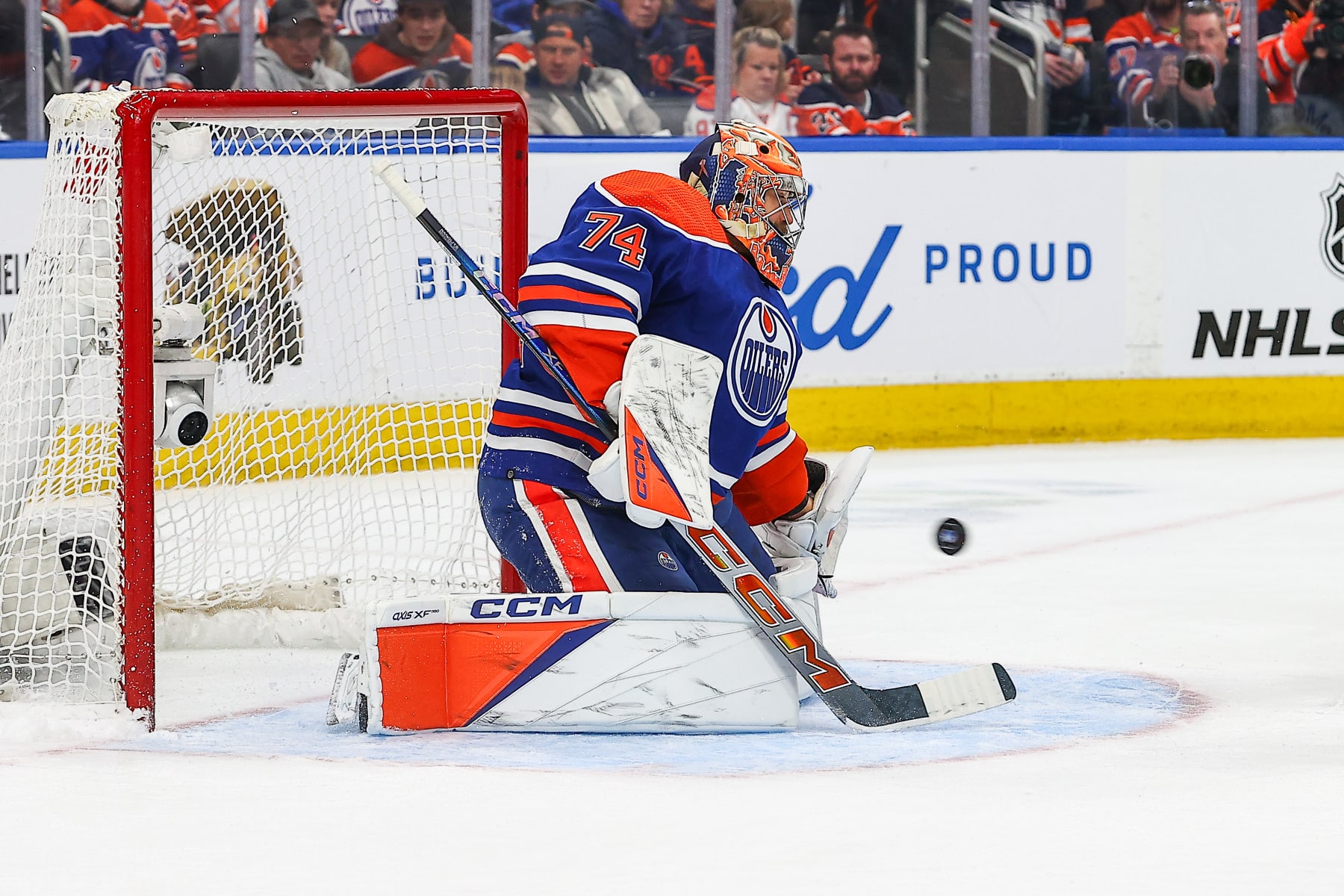 EDMONTON, AB - FEBRUARY 28: Edmonton Oilers Goalie Stuart Skinner (74) makes a save in the second period of the Edmonton Oilers game versus the St Louis Blues on February 28, 2024, at Rogers Place in Edmonton, AB. (Photo by Curtis Comeau/Icon Sportswire via Getty Images)