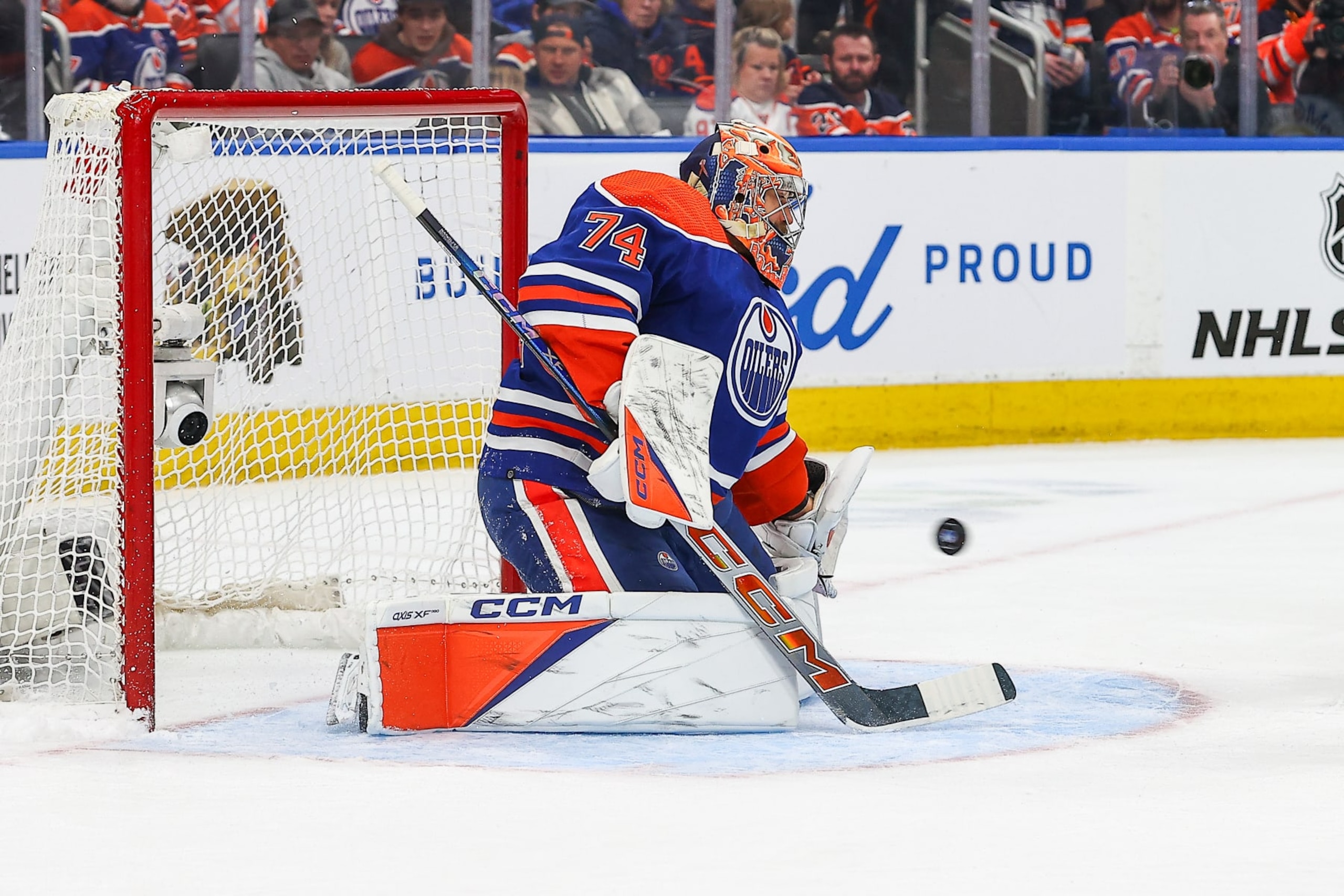 EDMONTON, AB - FEBRUARY 28: Edmonton Oilers Goalie Stuart Skinner (74) makes a save in the second period of the Edmonton Oilers game versus the St Louis Blues on February 28, 2024, at Rogers Place in Edmonton, AB. (Photo by Curtis Comeau/Icon Sportswire via Getty Images) EDMONTON, AB - FEBRUARY 28: Edmonton Oilers Goalie Stuart Skinner (74) makes a save in the second period of the Edmonton Oilers game versus the St Louis Blues on February 28, 2024, at Rogers Place in Edmonton, AB. (Photo by Curtis Comeau/Icon Sportswire via Getty Images)