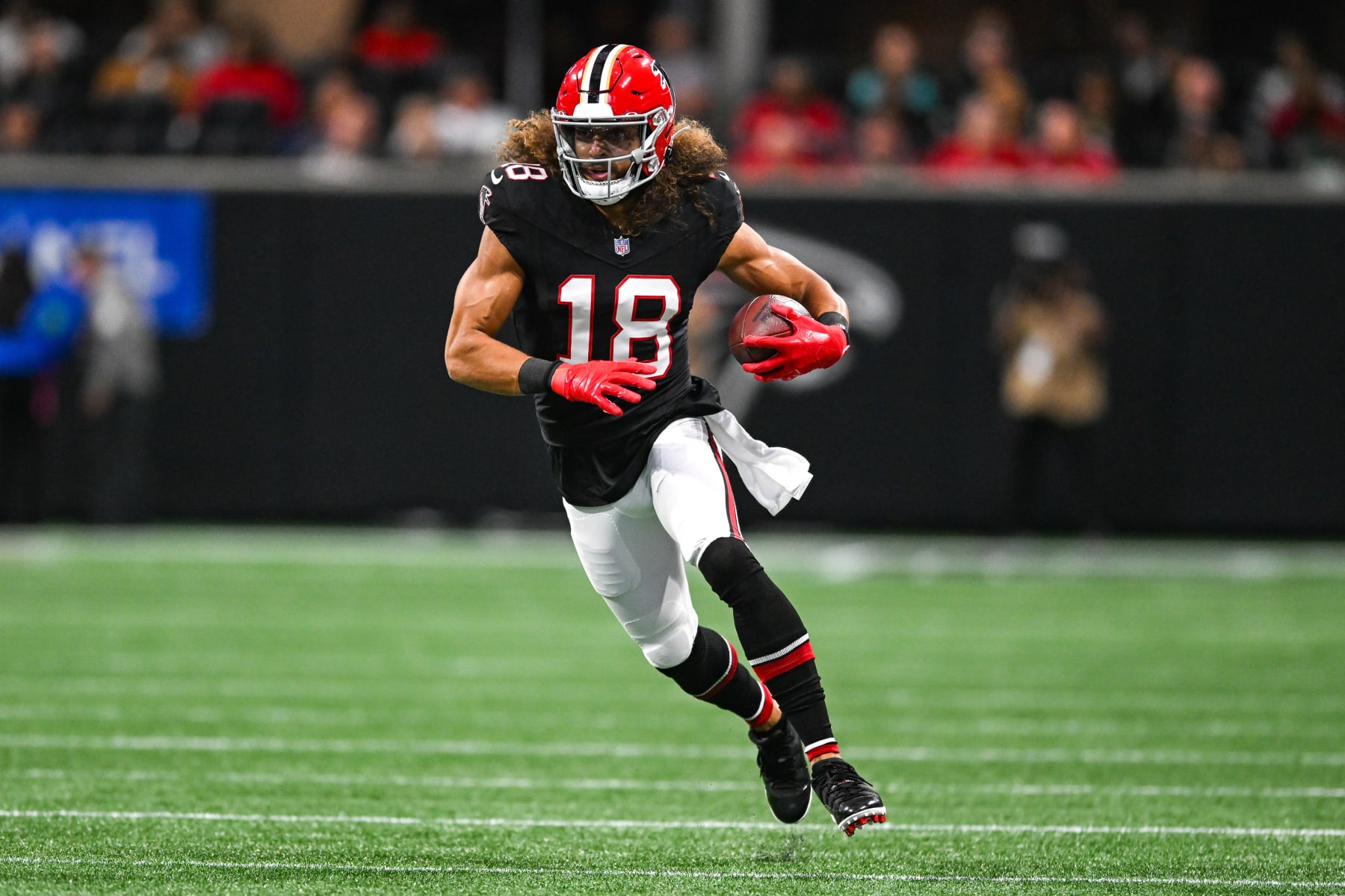 ATLANTA, GA  OCTOBER 15:  Atlanta wide receiver Mack Hollins (18) runs with the ball after a reception during the NFL game between the Washington Commanders and the Atlanta Falcons on October 15th, 2023 at Mercedes-Benz Stadium in Atlanta, GA.  (Photo by Rich von Biberstein/Icon Sportswire via Getty Images)
