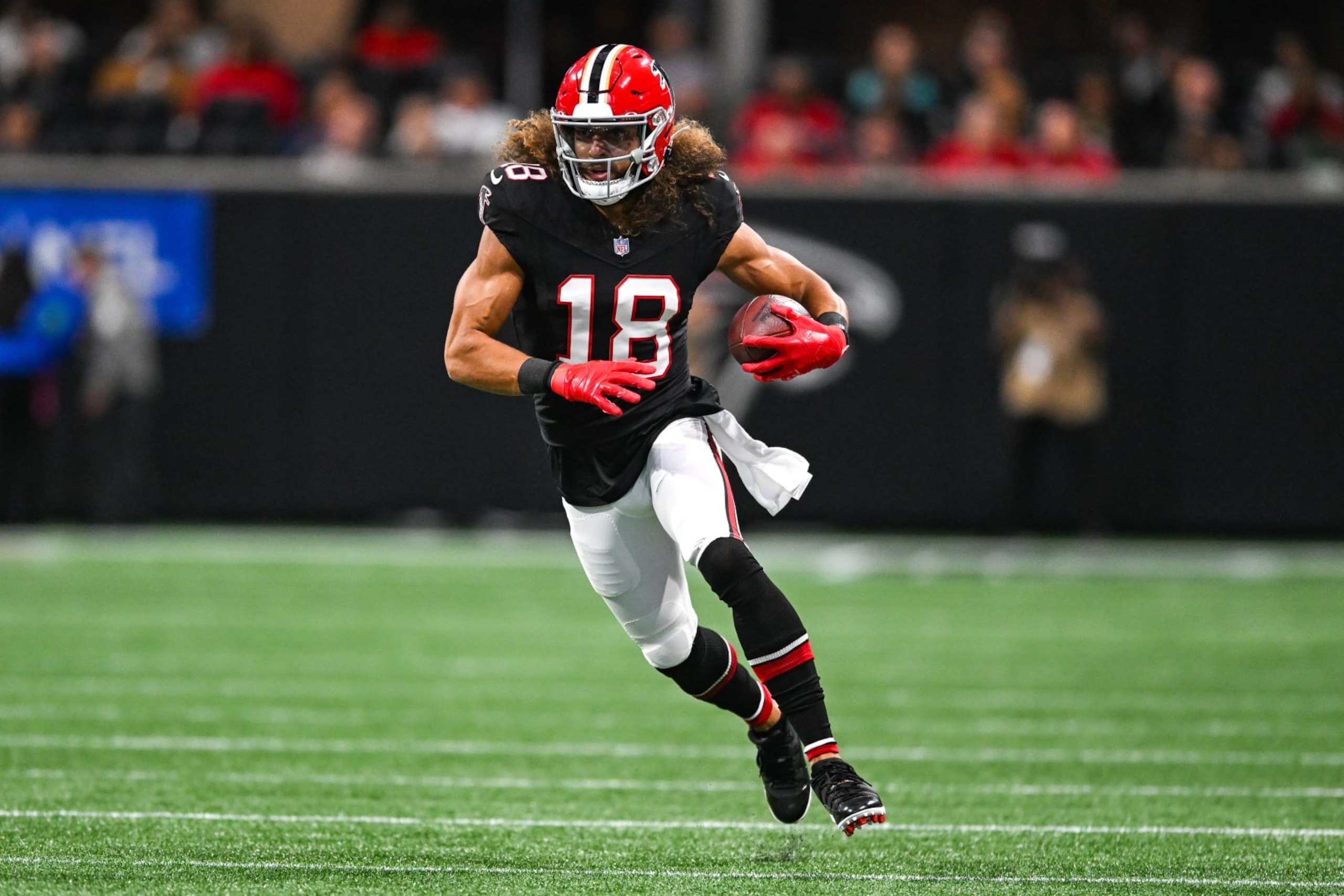 ATLANTA, GA  OCTOBER 15:  Atlanta wide receiver Mack Hollins (18) runs with the ball after a reception during the NFL game between the Washington Commanders and the Atlanta Falcons on October 15th, 2023 at Mercedes-Benz Stadium in Atlanta, GA.  (Photo by Rich von Biberstein/Icon Sportswire via Getty Images)