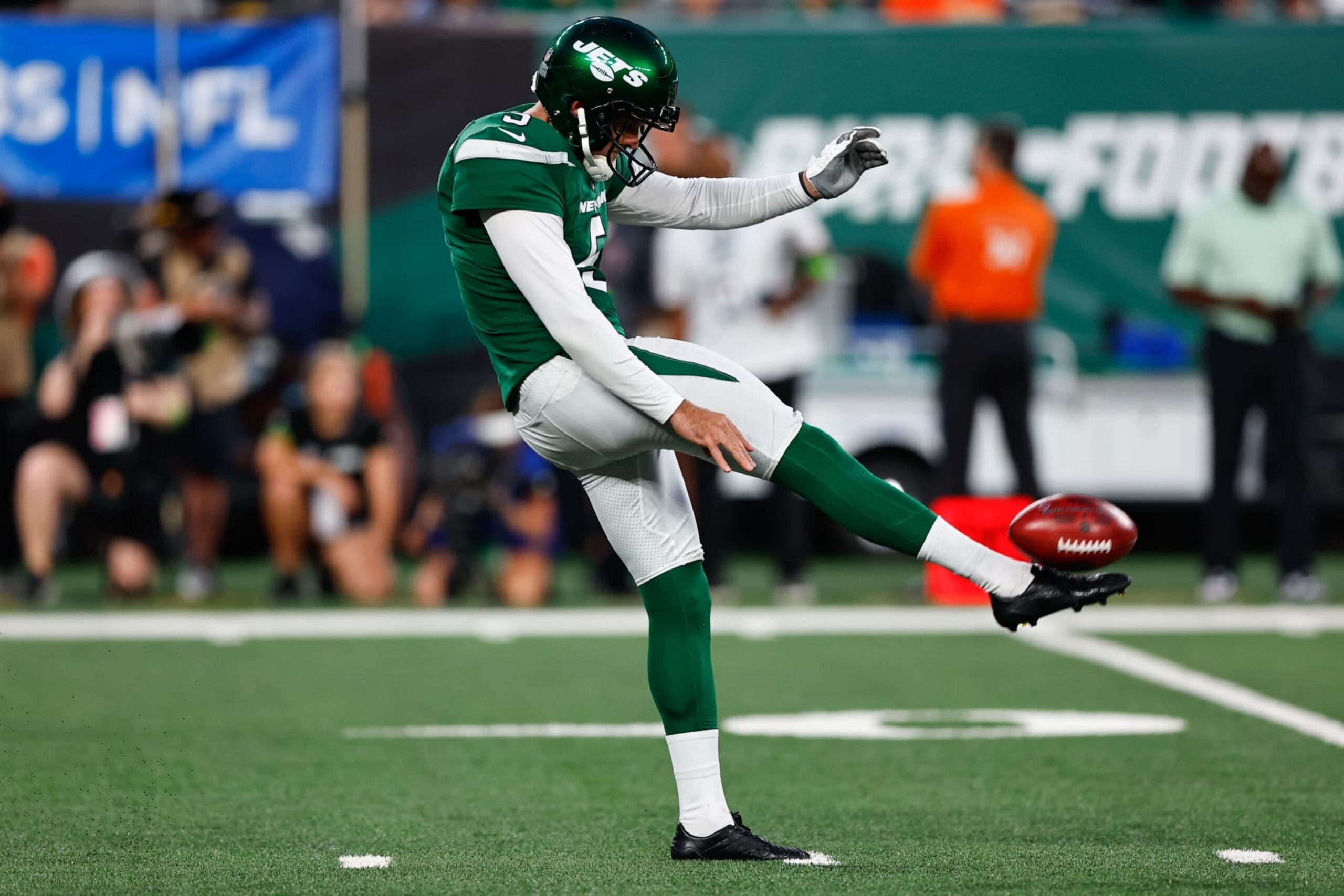 EAST RUTHERFORD, NJ - AUGUST 19:  Thomas Morstead #5 of the New York Jets punts during the Preseason game against the Tampa Bay Buccaneers  on August 19, 2023 at MetLife Stadium in East Rutherford, New Jersey.  (Photo by Rich Graessle/Icon Sportswire via Getty Images)
