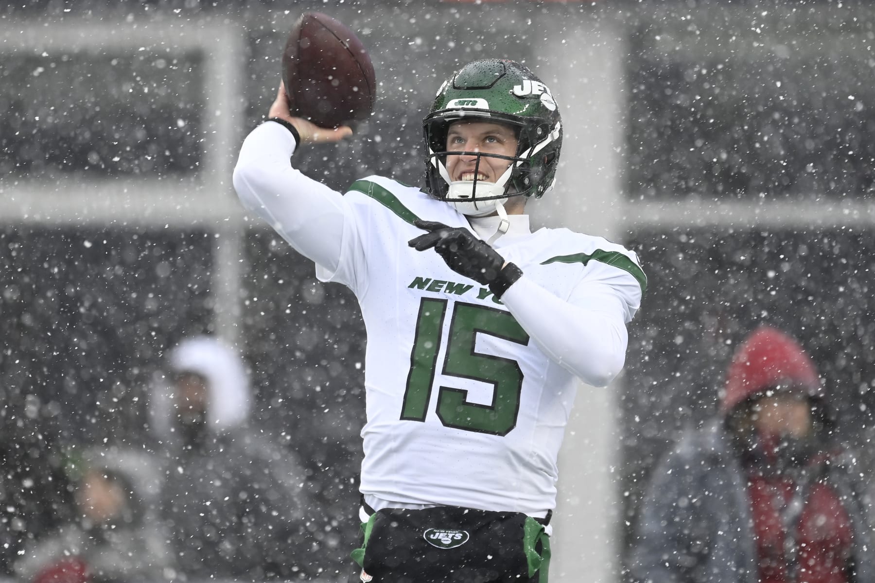 FOXBOROUGH, MASSACHUSETTS - JANUARY 07: Brett Rypien #15 of the New York Jets warms up before a game against the New England Patriots at Gillette Stadium on January 07, 2024 in Foxborough, Massachusetts. (Photo by Billie Weiss/Getty Images) FOXBOROUGH, MASSACHUSETTS - JANUARY 07: Brett Rypien #15 of the New York Jets warms up before a game against the New England Patriots at Gillette Stadium on January 07, 2024 in Foxborough, Massachusetts. (Photo by Billie Weiss/Getty Images)