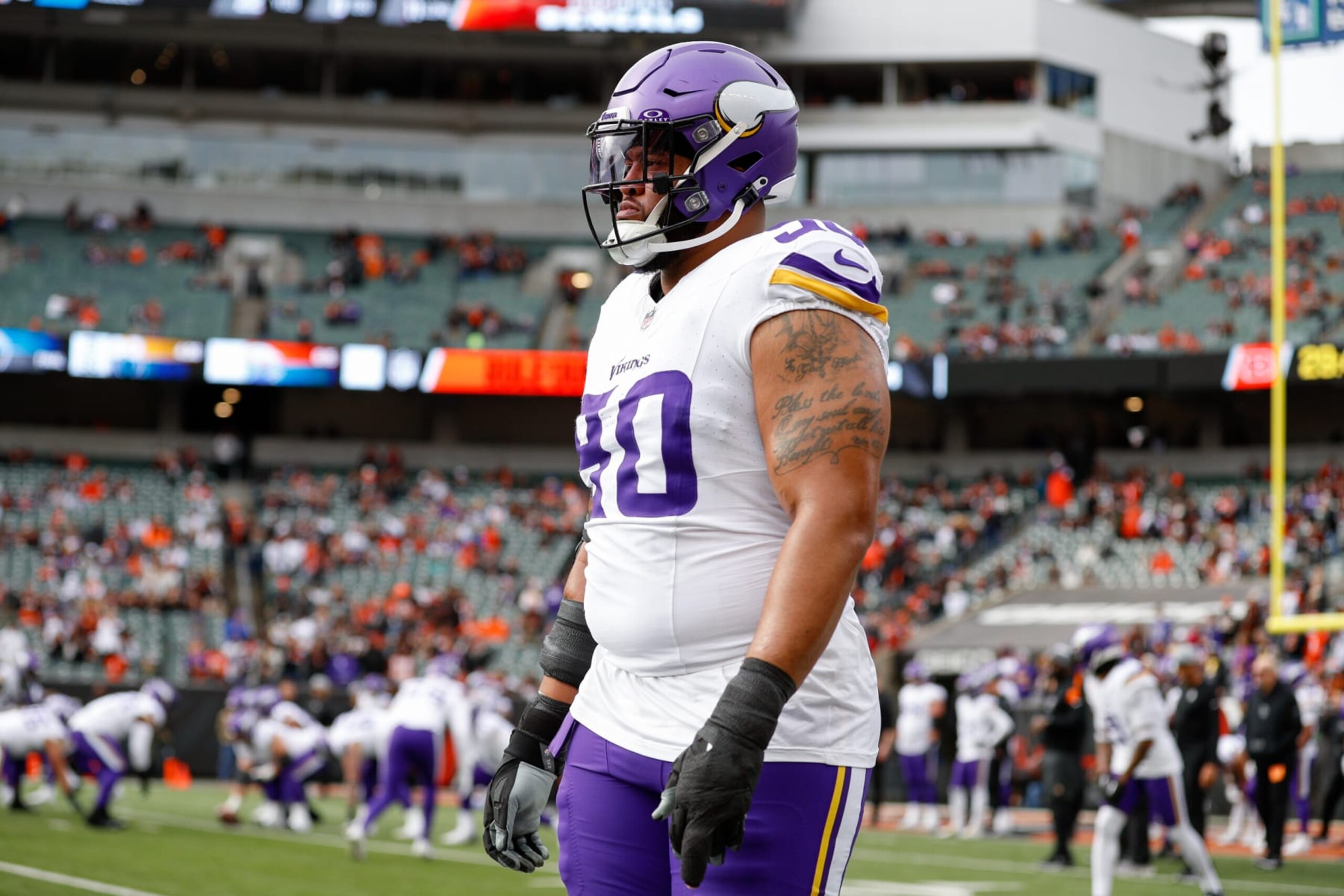 CINCINNATI, OH - DECEMBER 16: Minnesota Vikings defensive end Jonathan Bullard (90) warms up before the game against the Minnesota Vikings and the Cincinnati Bengals on December 16, 2023, at Paycor Stadium in Cincinnati, OH. (Photo by Ian Johnson/Icon Sportswire via Getty Images)